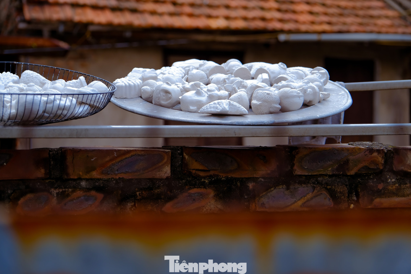 Du khách Daniel (Thụy Điển) cho biết: “Đồ gốm ở Bát Tràng có một nét đẹp tinh xảo khác hẳn những nơi khác tôi từng đến thăm. Các đường nét, chi tiết của đồ gốm từ khi còn là vật liệu thô đến khi hoàn thành đều mang một sự cuốn hút đặc biệt, khiến tôi không thể rời mắt”.