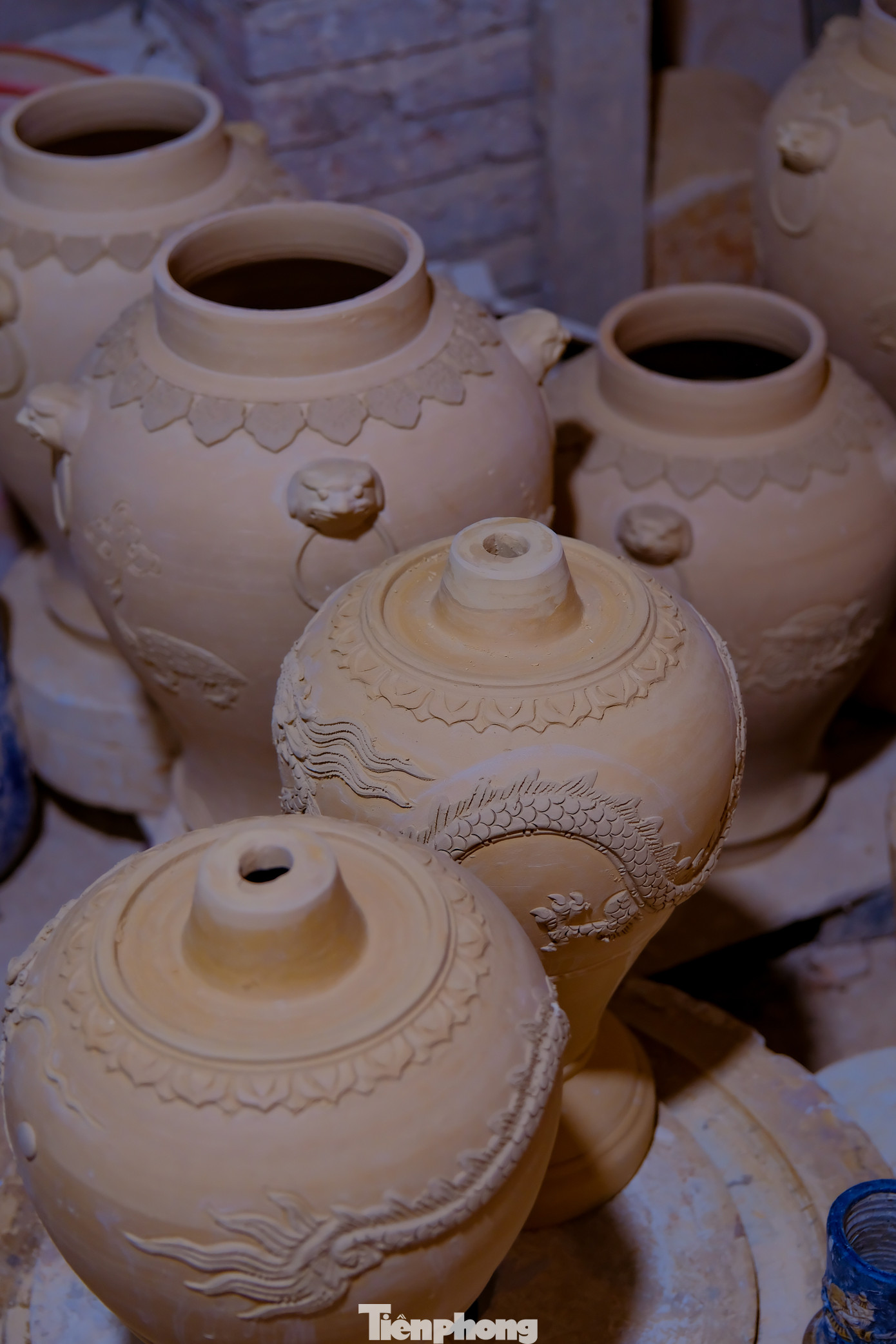 Đến làng gốm Bát Tràng, du khách còn có thể tham quan các xưởng sản xuất, để theo dõi và trực tiếp trải nghiệm các công đoạn chế tác gốm, từ việc chuẩn bị đất sét đến tạo hình, tráng men và nung gốm.