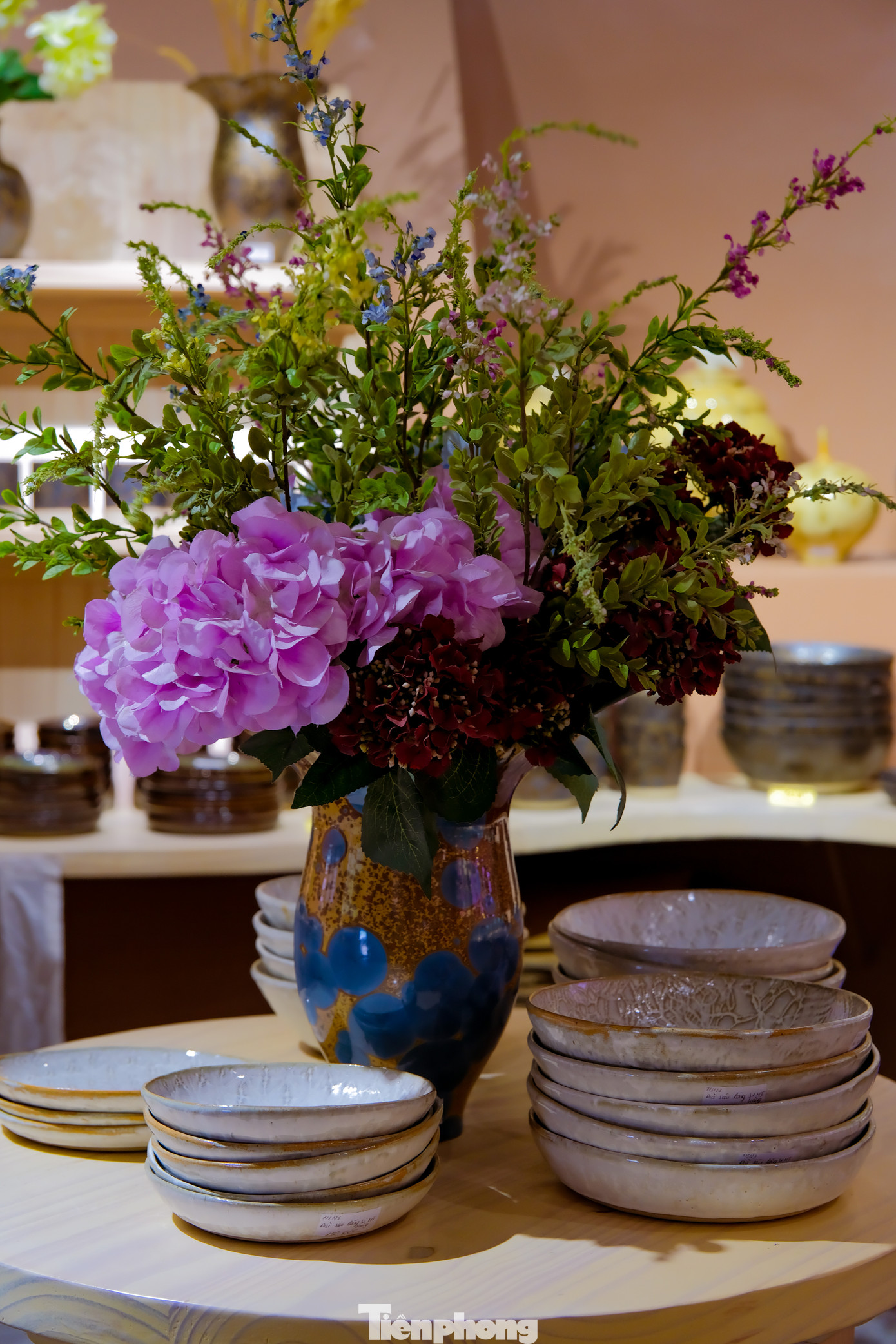 Sharma (du khách Ấn Độ) bày tỏ cô đã đến nhiều làng nghề ở Việt Nam, nhưng Bát Tràng là nơi “rút hầu bao” của cô nhiều nhất, vì các bình gốm ở đây vô cùng đa dạng về loại hình và mẫu mã. Sharma cho biết đã mua đến hơn 10 sản phẩm gồm bình hoa, đĩa, tượng gốm phù điêu để mang về nước tặng người thân và bạn bè.