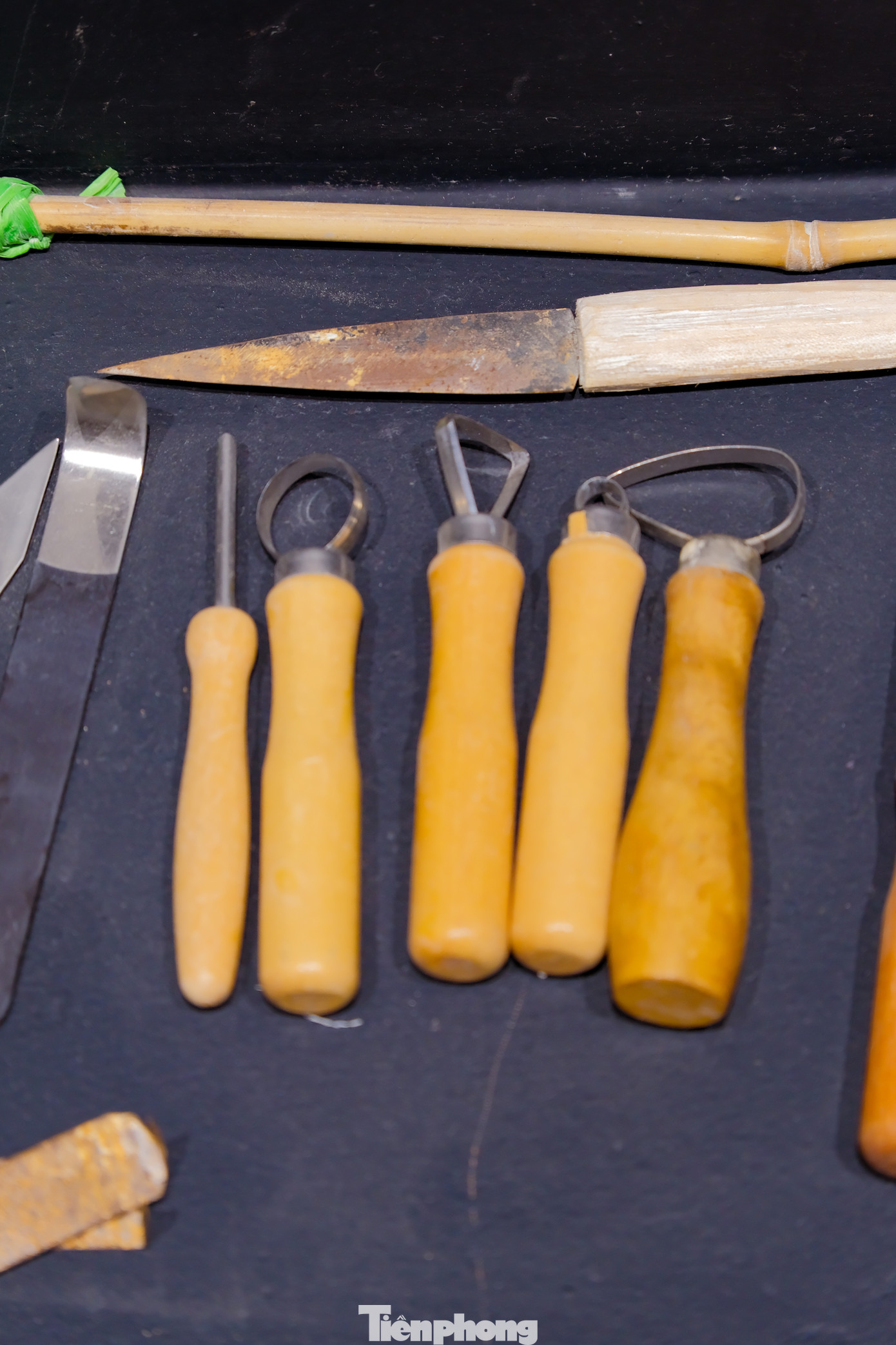 Được biết, gốm Bát Tràng đặc biệt vì cốt đất được phối tạo nên từ cát và phù sa của dòng sông Hồng.