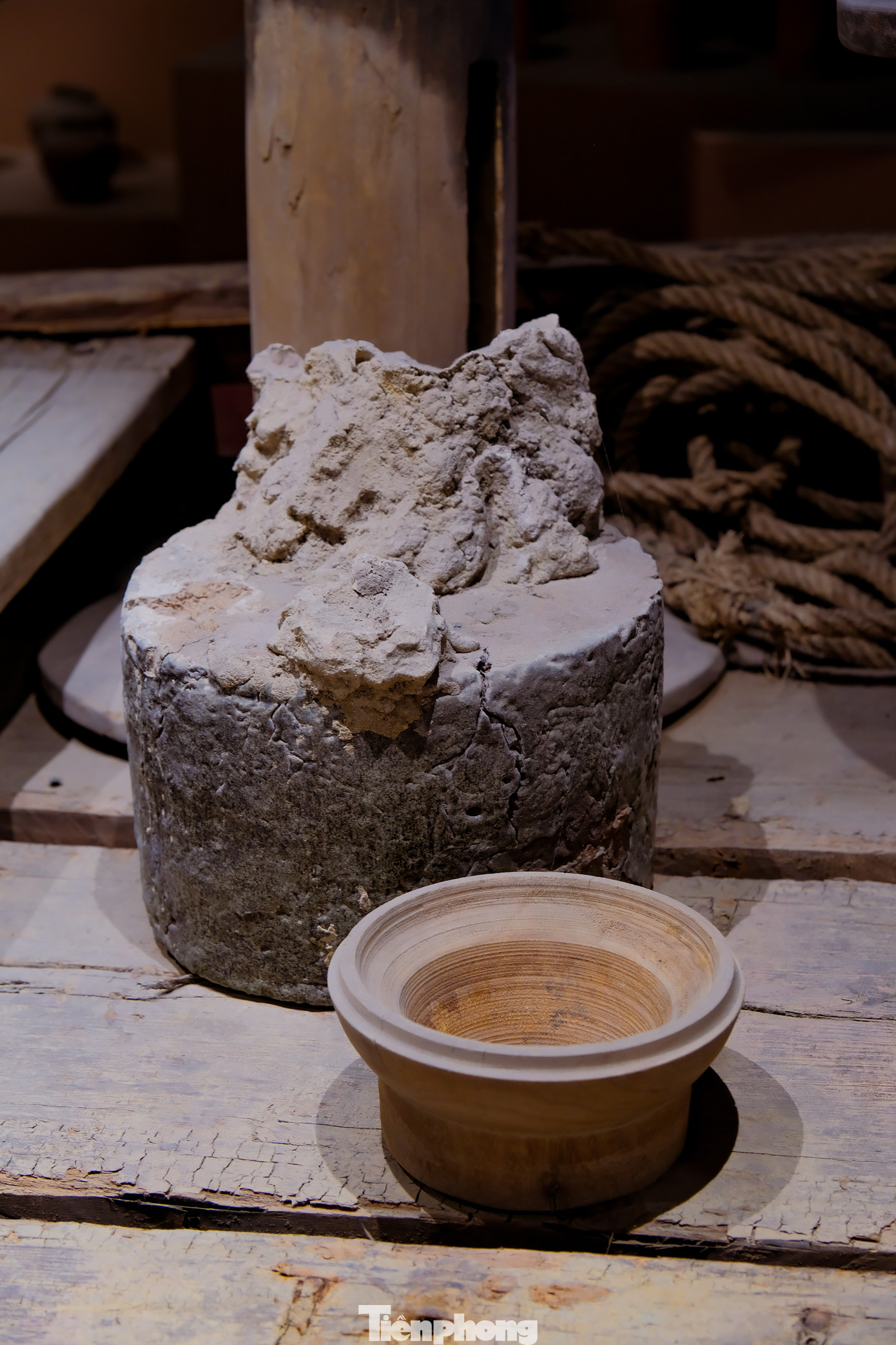 Được biết, gốm Bát Tràng đặc biệt vì cốt đất được phối tạo nên từ cát và phù sa của dòng sông Hồng.