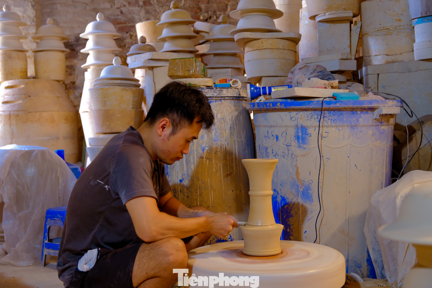 Theo khảo sát của PV Tiền Phong, hiện tại nhiều xưởng gốm đang có dịch vụ cho du khách tự tay làm gốm với giá từ 50.000 - 70.000 đồng.