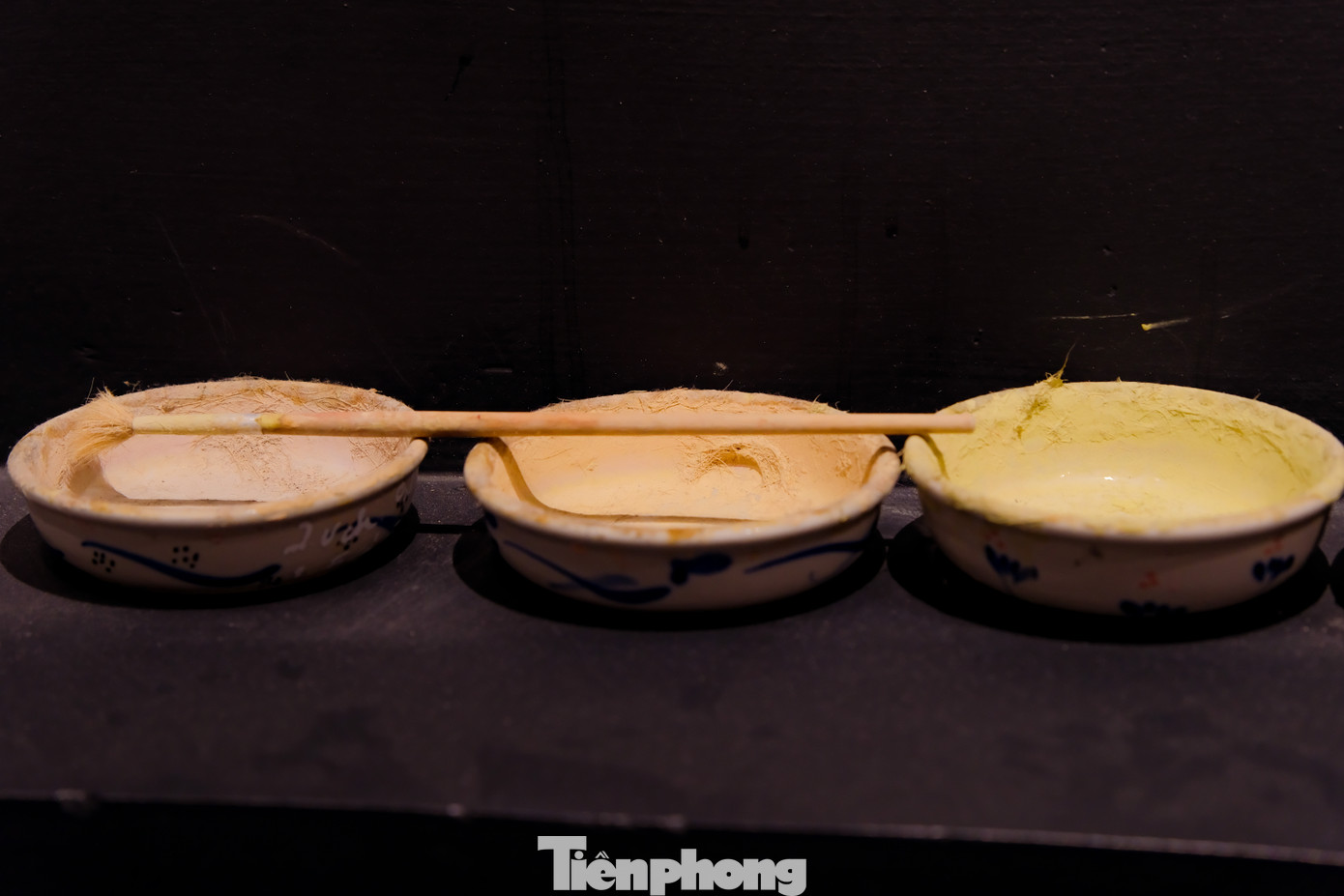 Nghệ nhân gốm sứ Tô Thanh Sơn cho biết, men gốm ở Bát Tràng được chế bằng men gio (trấu), từ việc đốt vỏ trấu rồi trộn với bùn đất, vôi bột theo tỉ lệ nhất định rồi nghiền mịn. Sau đó, men gốm được nung ở nhiệt độ tương đối cao từ 1250 - 1320 độ C, tạo nên màu men sâu, đằm, mang đặc thù riêng của dòng gốm cổ.