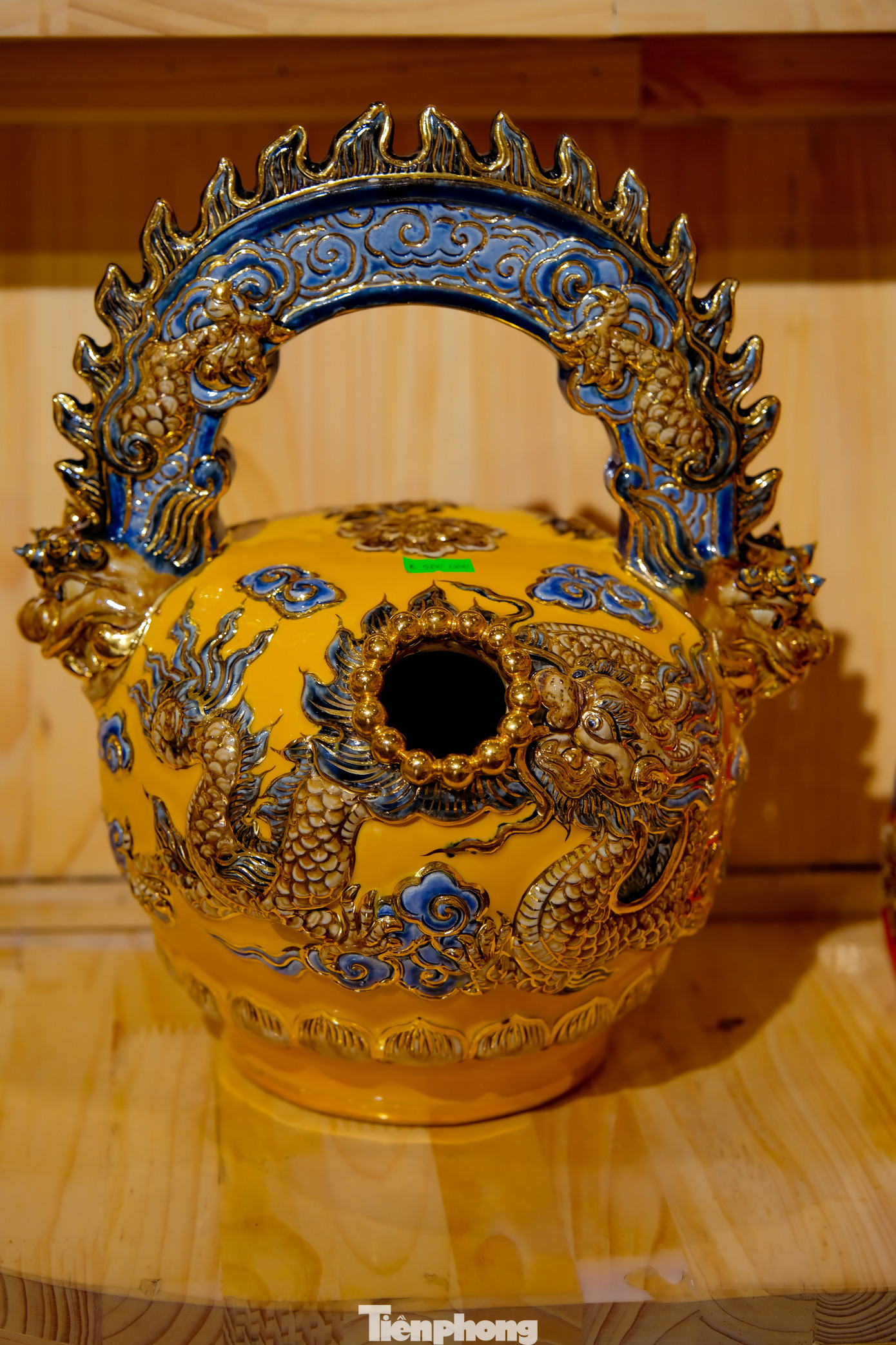 Hiện nay, khi đến thăm làng gốm Bát Tràng, ngoài việc thăm quan, trải nghiệm, du khách còn có thể lựa chọn nhiều đồ gia dụng như bát, đĩa, lọ hoa, bình cổ, gốm sứ tứ quý, đĩa treo tường, tượng gốm phù điêu...