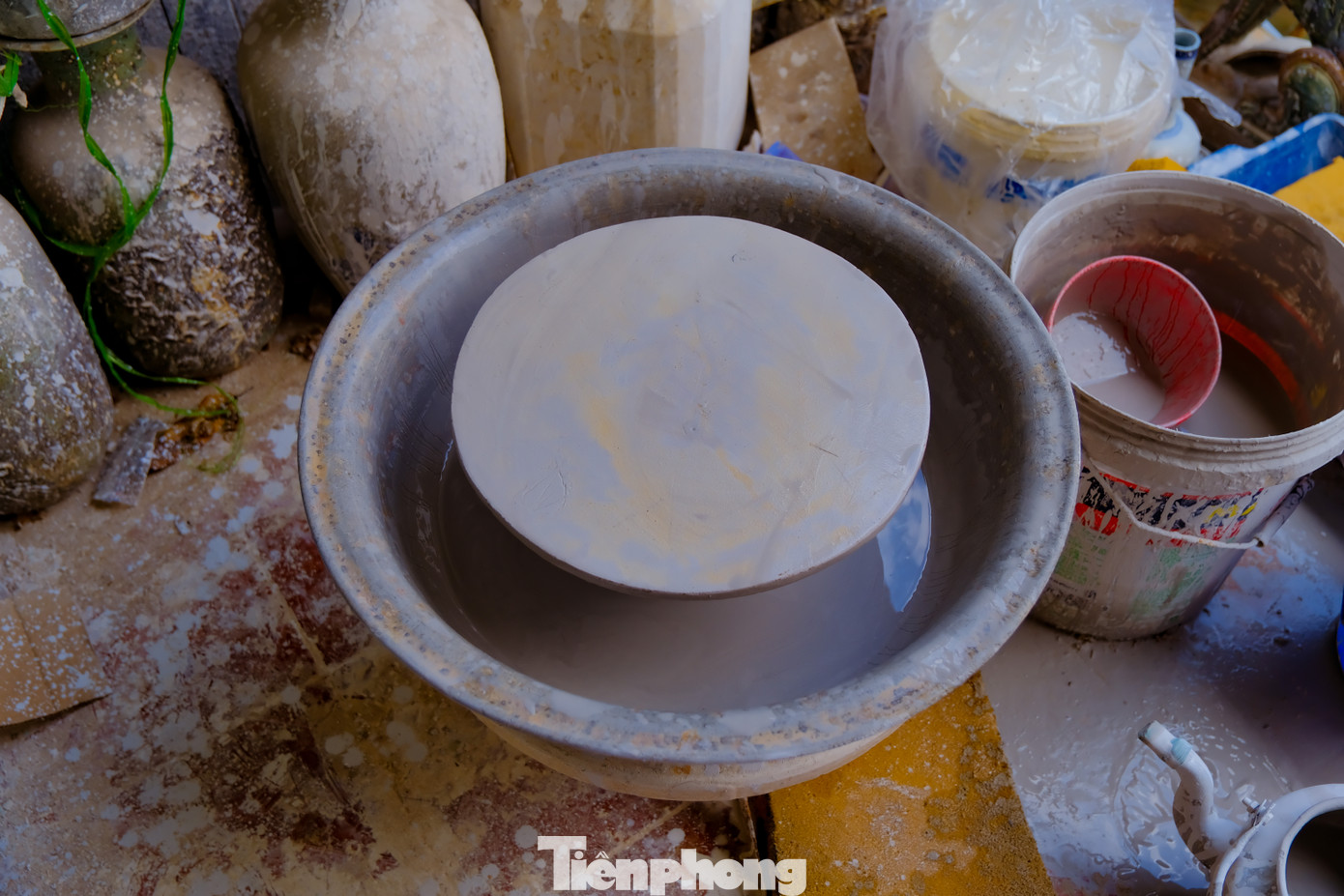 Du khách Daniel (Thụy Điển) cho biết: “Đồ gốm ở Bát Tràng có một nét đẹp tinh xảo khác hẳn những nơi khác tôi từng đến thăm. Các đường nét, chi tiết của đồ gốm từ khi còn là vật liệu thô đến khi hoàn thành đều mang một sự cuốn hút đặc biệt, khiến tôi không thể rời mắt”.