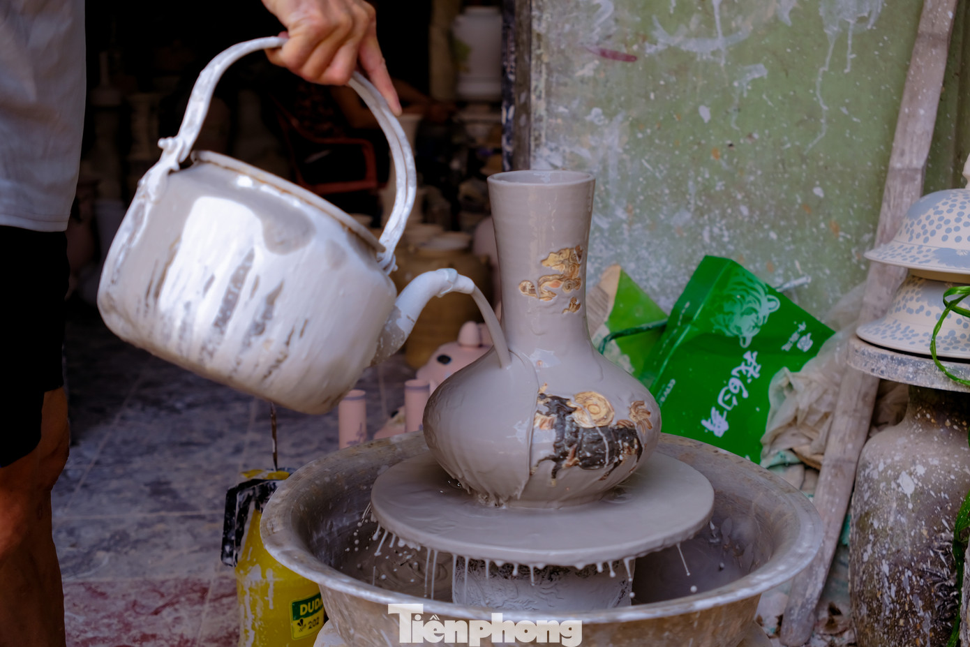 Đến làng gốm Bát Tràng, du khách còn có thể tham quan các xưởng sản xuất, để theo dõi và trực tiếp trải nghiệm các công đoạn chế tác gốm, từ việc chuẩn bị đất sét đến tạo hình, tráng men và nung gốm.