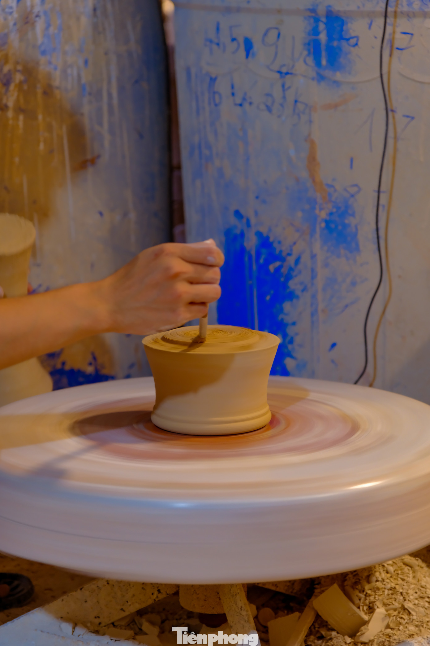 Đến làng gốm Bát Tràng, du khách còn có thể tham quan các xưởng sản xuất, để theo dõi và trực tiếp trải nghiệm các công đoạn chế tác gốm, từ việc chuẩn bị đất sét đến tạo hình, tráng men và nung gốm.