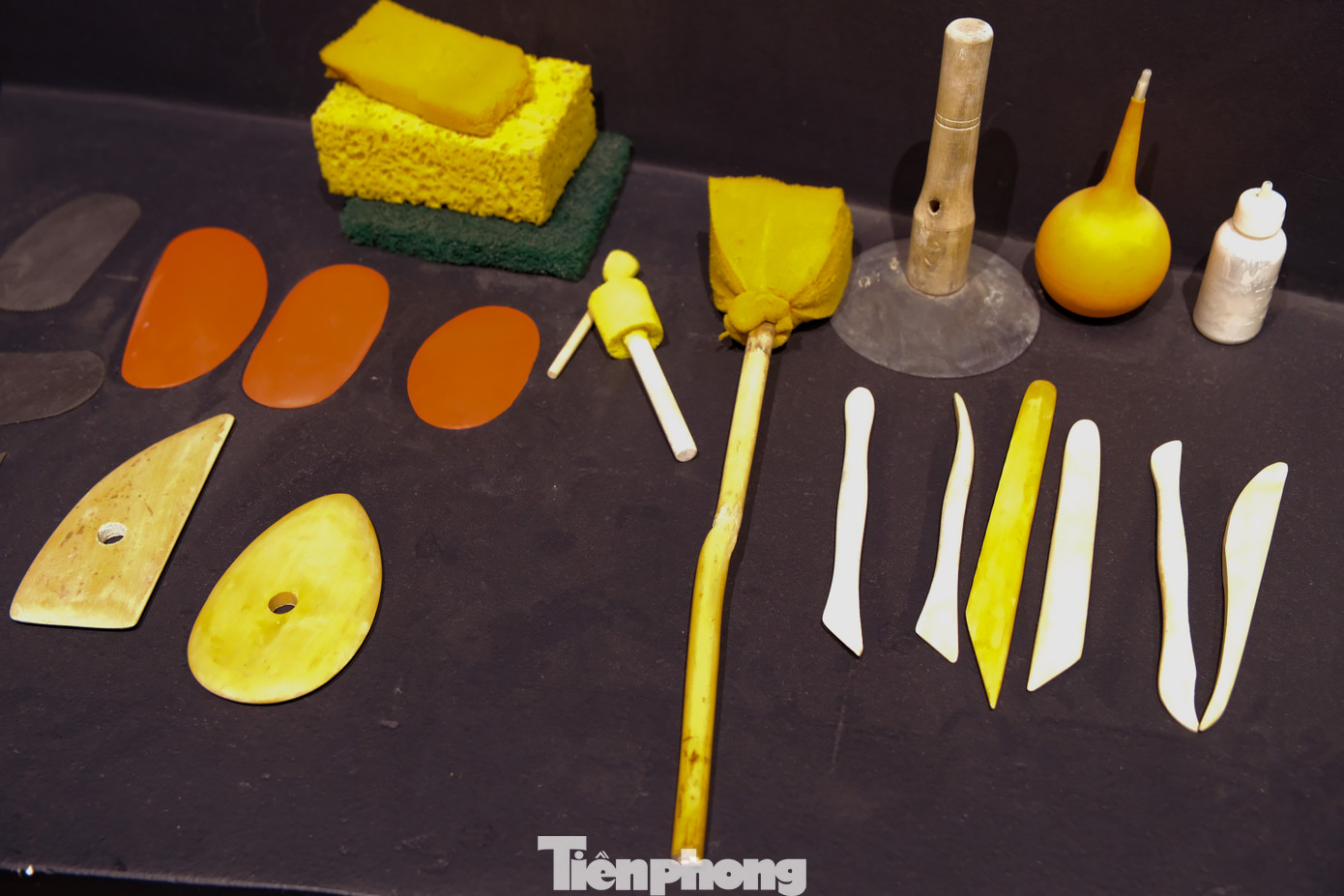 Nghệ nhân gốm sứ Tô Thanh Sơn cho biết, men gốm ở Bát Tràng được chế bằng men gio (trấu), từ việc đốt vỏ trấu rồi trộn với bùn đất, vôi bột theo tỉ lệ nhất định rồi nghiền mịn. Sau đó, men gốm được nung ở nhiệt độ tương đối cao từ 1250 - 1320 độ C, tạo nên màu men sâu, đằm, mang đặc thù riêng của dòng gốm cổ.