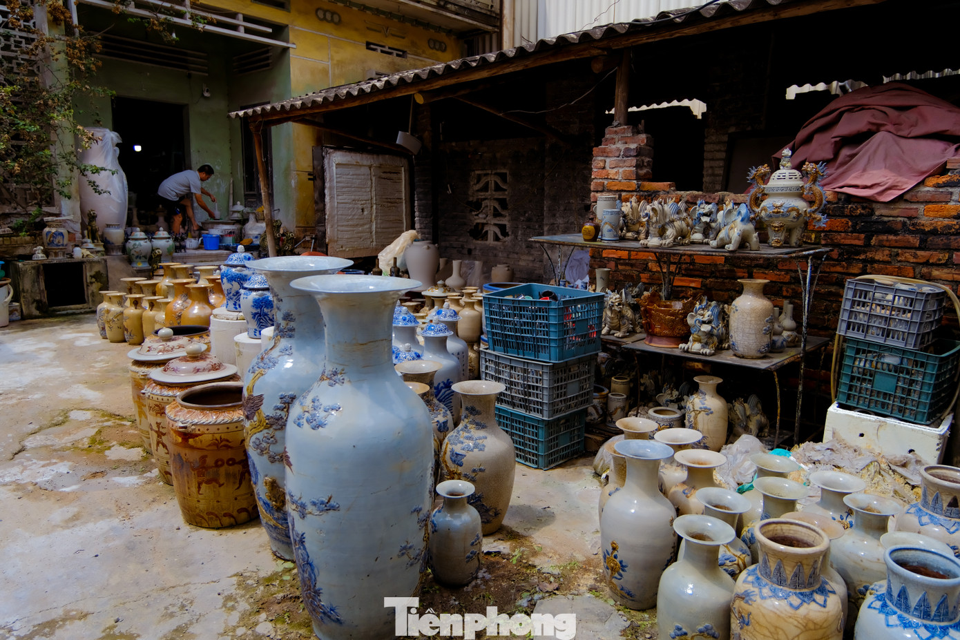 “Trên trời có đám mây xanh/Ở giữa mây trắng, chung quanh mây vàng/Ước gì anh lấy được nàng/Để anh mua gạch Bát Tràng về xây…”, đó là những câu ca dao mà hầu như du khách nào cũng nghe được mỗi khi về thăm làng gốm cổ Bát Tràng.