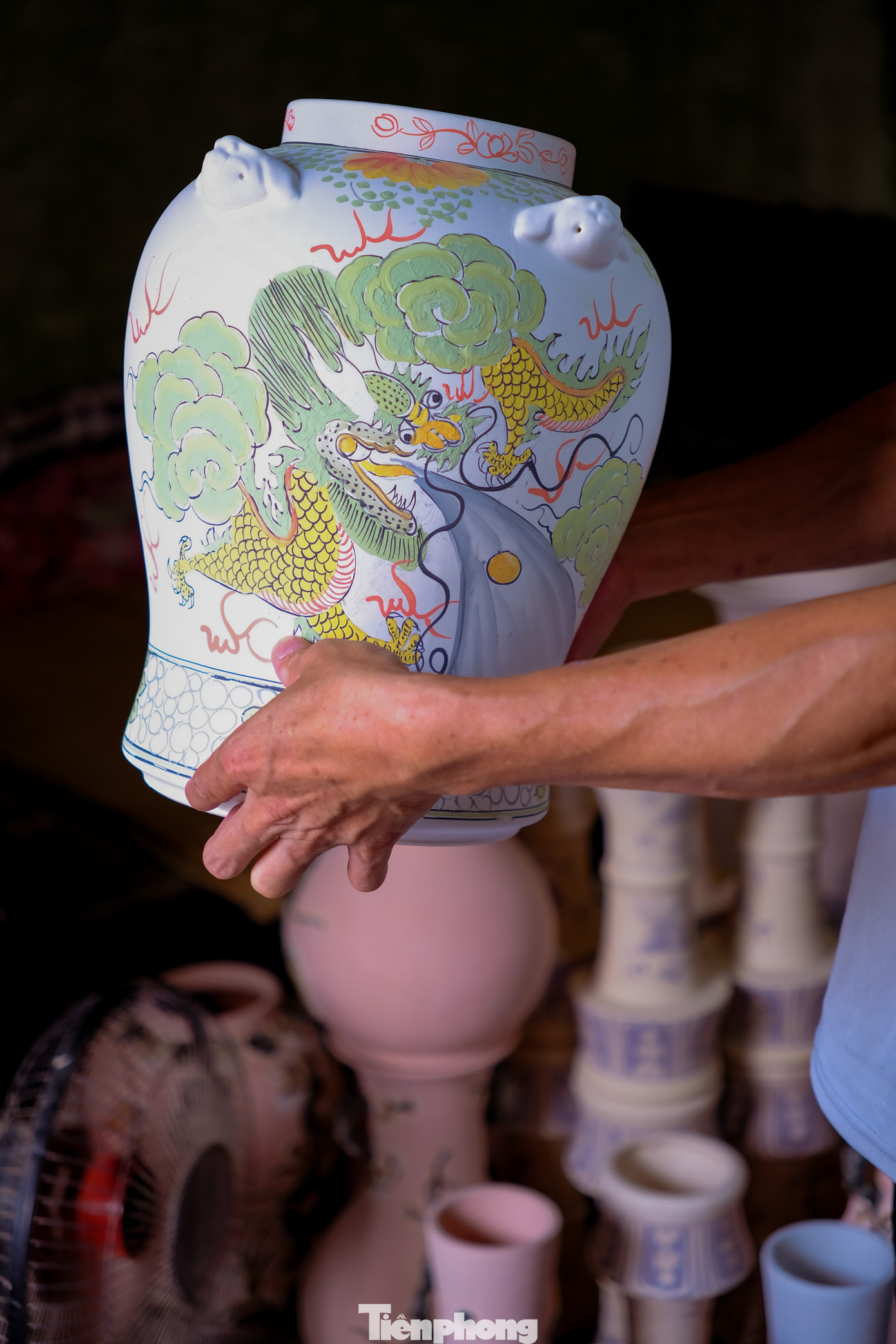 Sharma (du khách Ấn Độ) bày tỏ cô đã đến nhiều làng nghề ở Việt Nam, nhưng Bát Tràng là nơi “rút hầu bao” của cô nhiều nhất, vì các bình gốm ở đây vô cùng đa dạng về loại hình và mẫu mã. Sharma cho biết đã mua đến hơn 10 sản phẩm gồm bình hoa, đĩa, tượng gốm phù điêu để mang về nước tặng người thân và bạn bè.