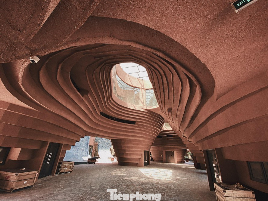 Điểm nhấn của làng gốm Bát Tràng là Bảo tàng gốm sứ Bát Tràng. Công trình này được khởi công xây dựng năm 2018 và bắt đầu hoạt động từ tháng 4/2021.