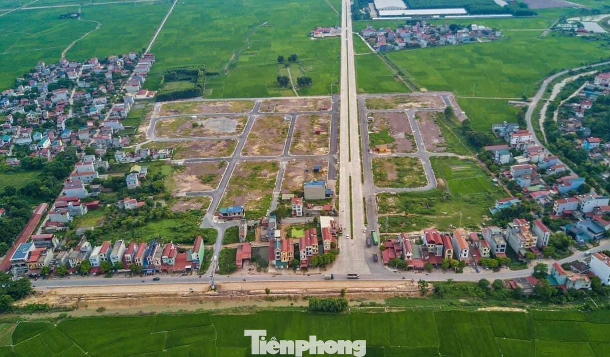 Trao đổi với Tiền Phong, đại diện một đơn vị đấu giá trên địa bàn tỉnh Bắc Giang cho biết, sở dĩ các cuộc đấu giá ở Yên Dũng “sốt”, bởi các lô đất có vị trí thuận lợi về giao thông, hạ tầng. Đặc biệt, không ít người cho rằng, khi huyện Yên Dũng sáp nhập vào TP Bắc Giang, giá đất sẽ tiếp tục tăng, nên tiềm năng sinh lời hứa hẹn khá lớn. Trao đổi với Tiền Phong, đại diện một đơn vị đấu giá trên địa bàn tỉnh Bắc Giang cho biết, sở dĩ các cuộc đấu giá ở Yên Dũng “sốt”, bởi các lô đất có vị trí thuận lợi về giao thông, hạ tầng. Đặc biệt, không ít người cho rằng, khi huyện Yên Dũng sáp nhập vào TP Bắc Giang, giá đất sẽ tiếp tục tăng, nên tiềm năng sinh lời hứa hẹn khá lớn.