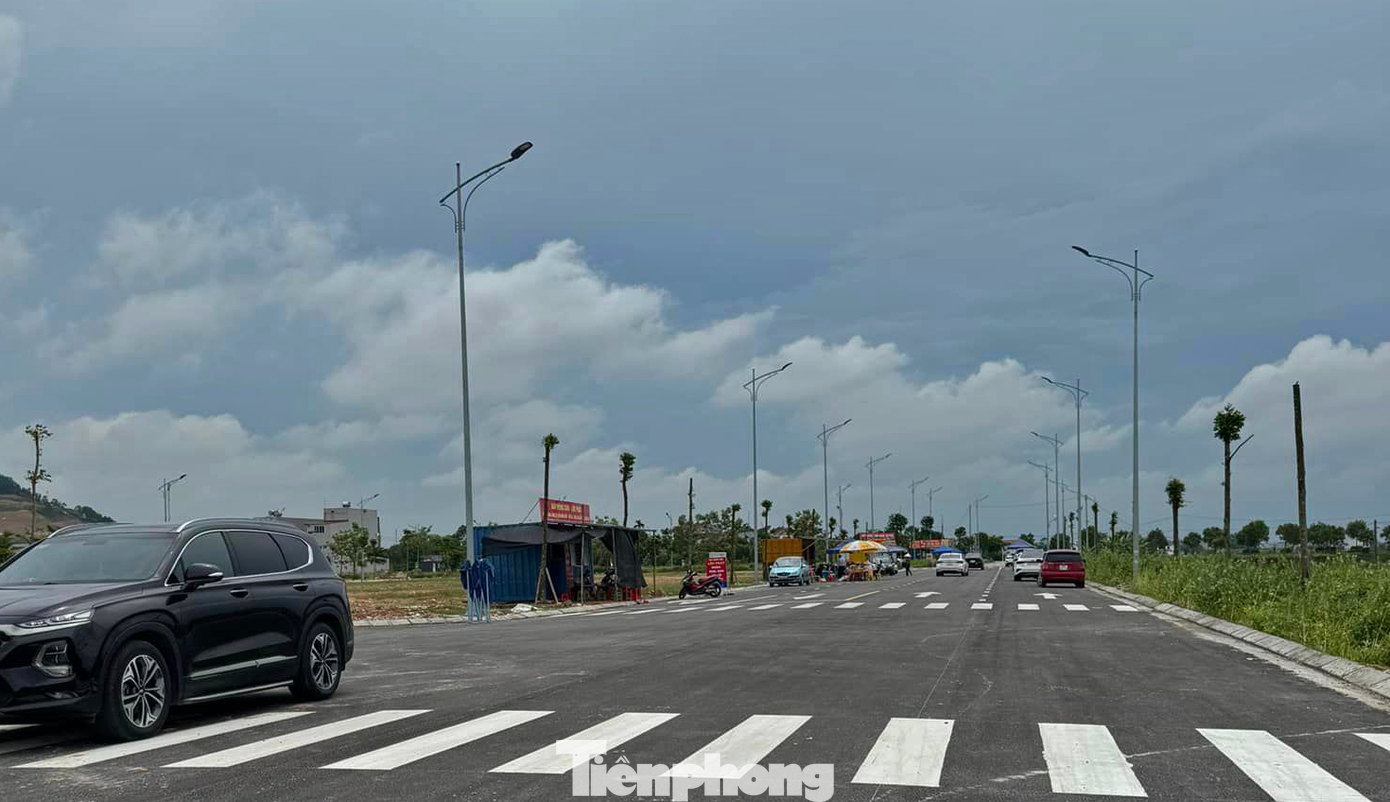 Ngoài ra, từ ngày 1/8, Luật Đất đai có hiệu lực pháp luật, trong đó có quy định hạn chế phân lô, bán nền nên nguồn cung sắp tới sẽ hạn chế hơn. Vì vậy, nhà đầu tư chuyển sang ưa chuộng đất đấu giá có quy hoạch, và pháp lý để đề phòng rủi ro. Ngoài ra, từ ngày 1/8, Luật Đất đai có hiệu lực pháp luật, trong đó có quy định hạn chế phân lô, bán nền nên nguồn cung sắp tới sẽ hạn chế hơn. Vì vậy, nhà đầu tư chuyển sang ưa chuộng đất đấu giá có quy hoạch, và pháp lý để đề phòng rủi ro.