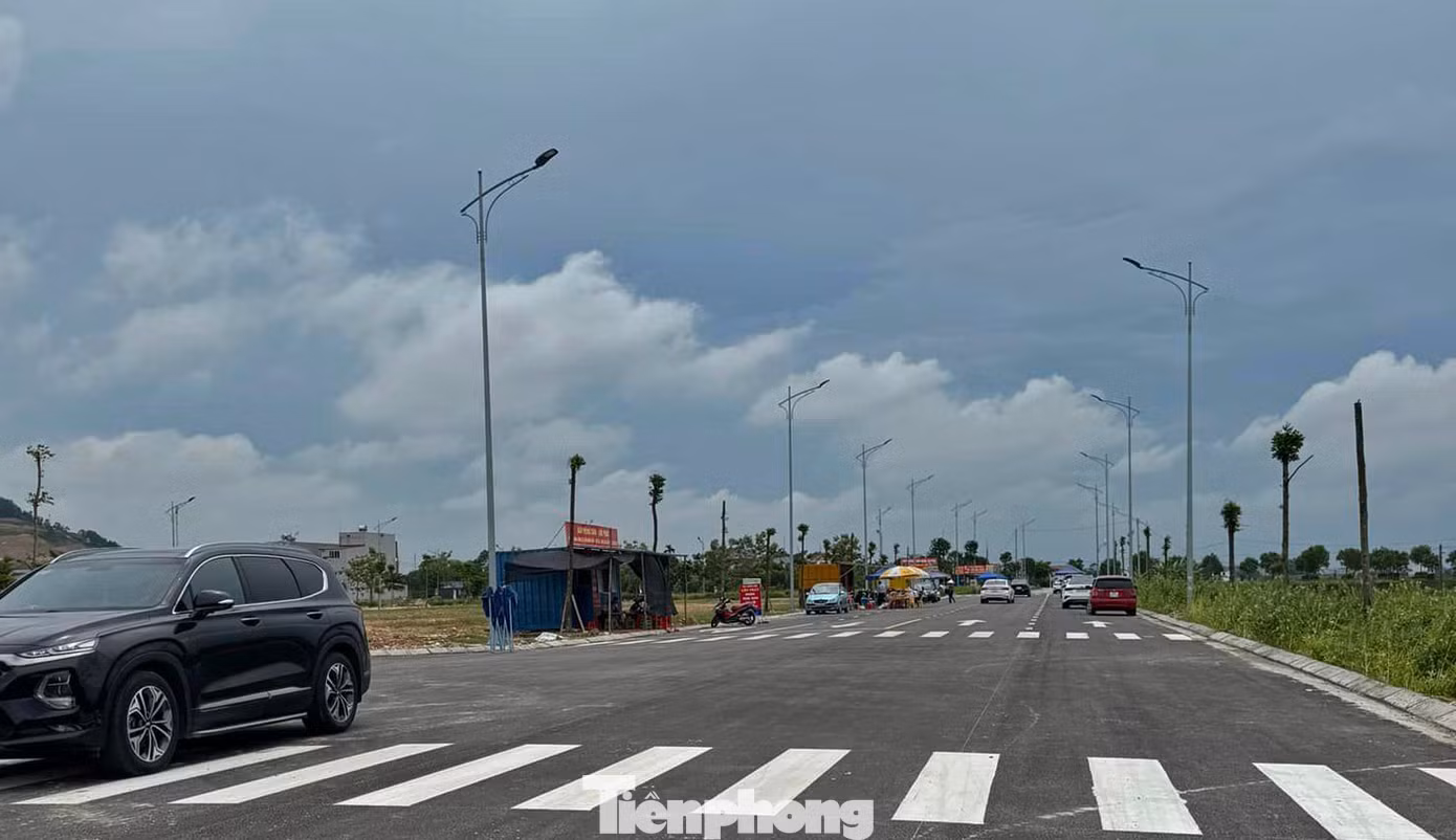 Ngoài ra, từ ngày 1/8, Luật Đất đai có hiệu lực pháp luật, trong đó có quy định hạn chế phân lô, bán nền nên nguồn cung sắp tới sẽ hạn chế hơn. Vì vậy, nhà đầu tư chuyển sang ưa chuộng đất đấu giá có quy hoạch, và pháp lý để đề phòng rủi ro. Ngoài ra, từ ngày 1/8, Luật Đất đai có hiệu lực pháp luật, trong đó có quy định hạn chế phân lô, bán nền nên nguồn cung sắp tới sẽ hạn chế hơn. Vì vậy, nhà đầu tư chuyển sang ưa chuộng đất đấu giá có quy hoạch, và pháp lý để đề phòng rủi ro.