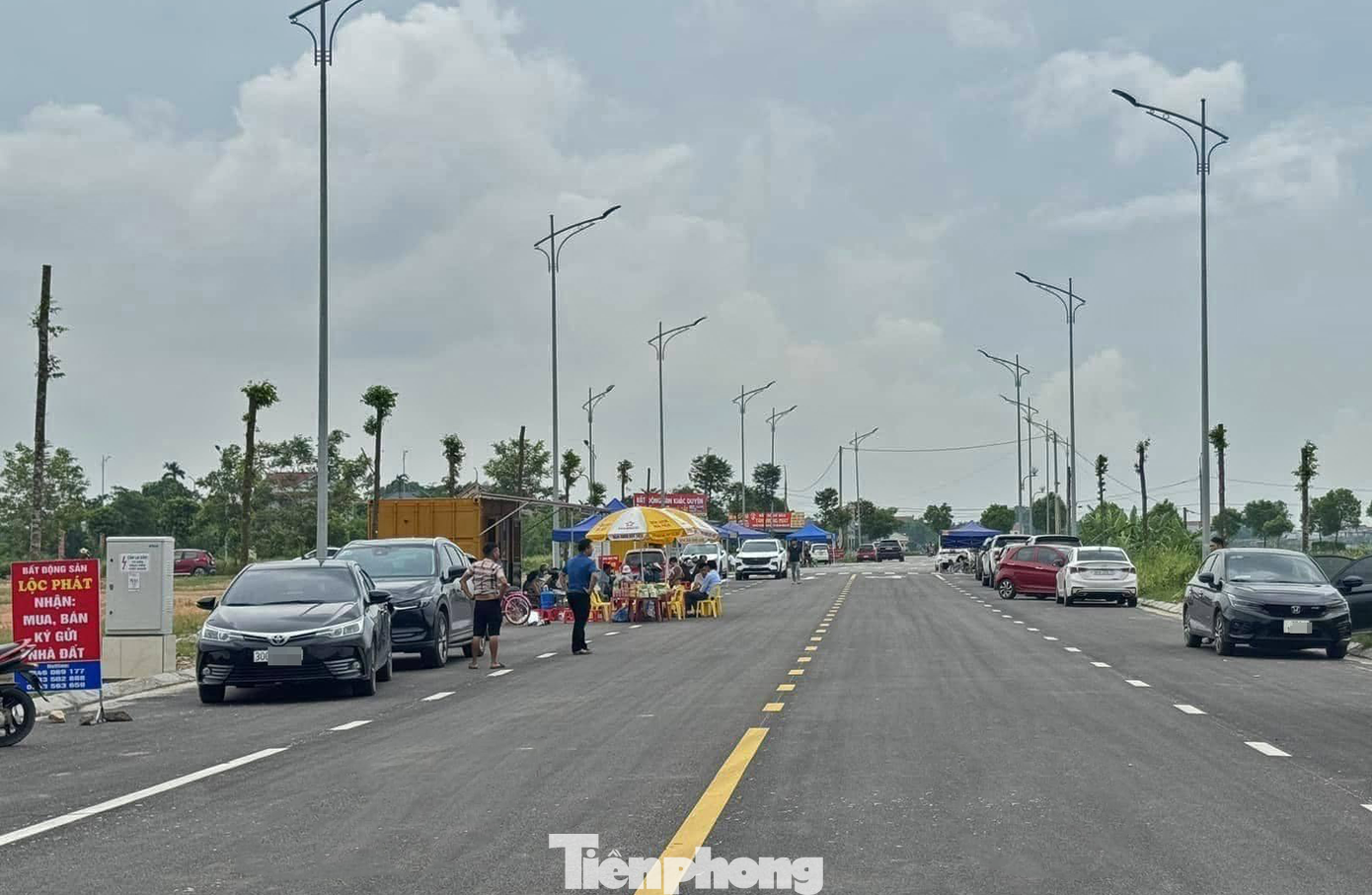 Đặc biệt, từ cuối năm 2023 đến cuối tháng 8/2024, toàn huyện tổ chức đấu giá thành công hơn 300 lô đất ở, tổng số tiền thu từ sử dụng đất đạt gần 1.000 tỷ đồng. Kết quả vừa nêu gần gấp đôi so với kế hoạch đề ra, và đạt cao nhất từ trước đến nay tại huyện Yên Dũng. Đặc biệt, từ cuối năm 2023 đến cuối tháng 8/2024, toàn huyện tổ chức đấu giá thành công hơn 300 lô đất ở, tổng số tiền thu từ sử dụng đất đạt gần 1.000 tỷ đồng. Kết quả vừa nêu gần gấp đôi so với kế hoạch đề ra, và đạt cao nhất từ trước đến nay tại huyện Yên Dũng.