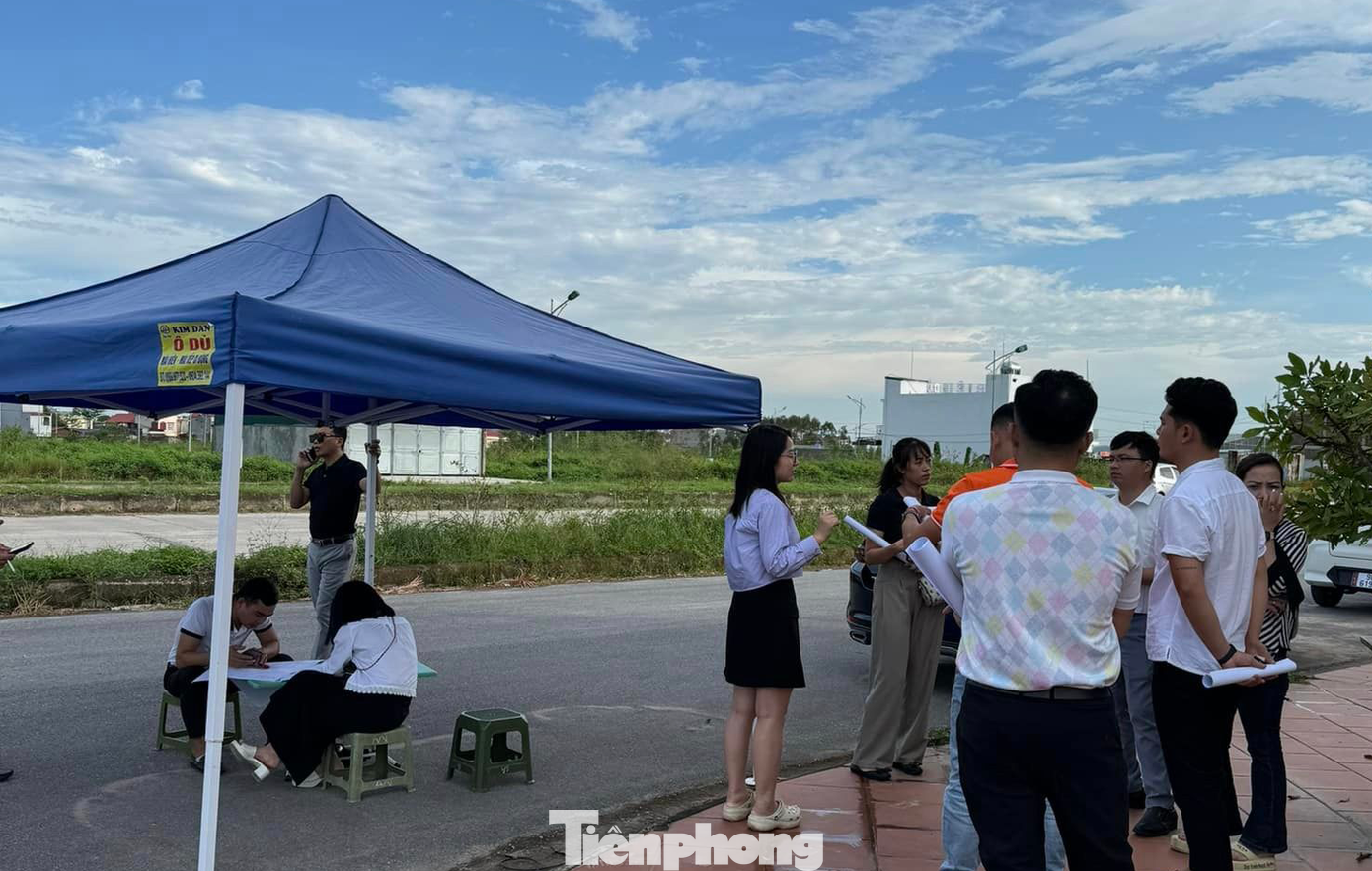 Không chỉ Yên Dũng, mà các cuộc đấu giá đất tại một số địa phương khác ở Bắc Giang, như phường Quang Châu, Vân Trung (Việt Yên) cũng liên tiếp thành công, với giá trúng chênh cao. Không chỉ Yên Dũng, mà các cuộc đấu giá đất tại một số địa phương khác ở Bắc Giang, như phường Quang Châu, Vân Trung (Việt Yên) cũng liên tiếp thành công, với giá trúng chênh cao.