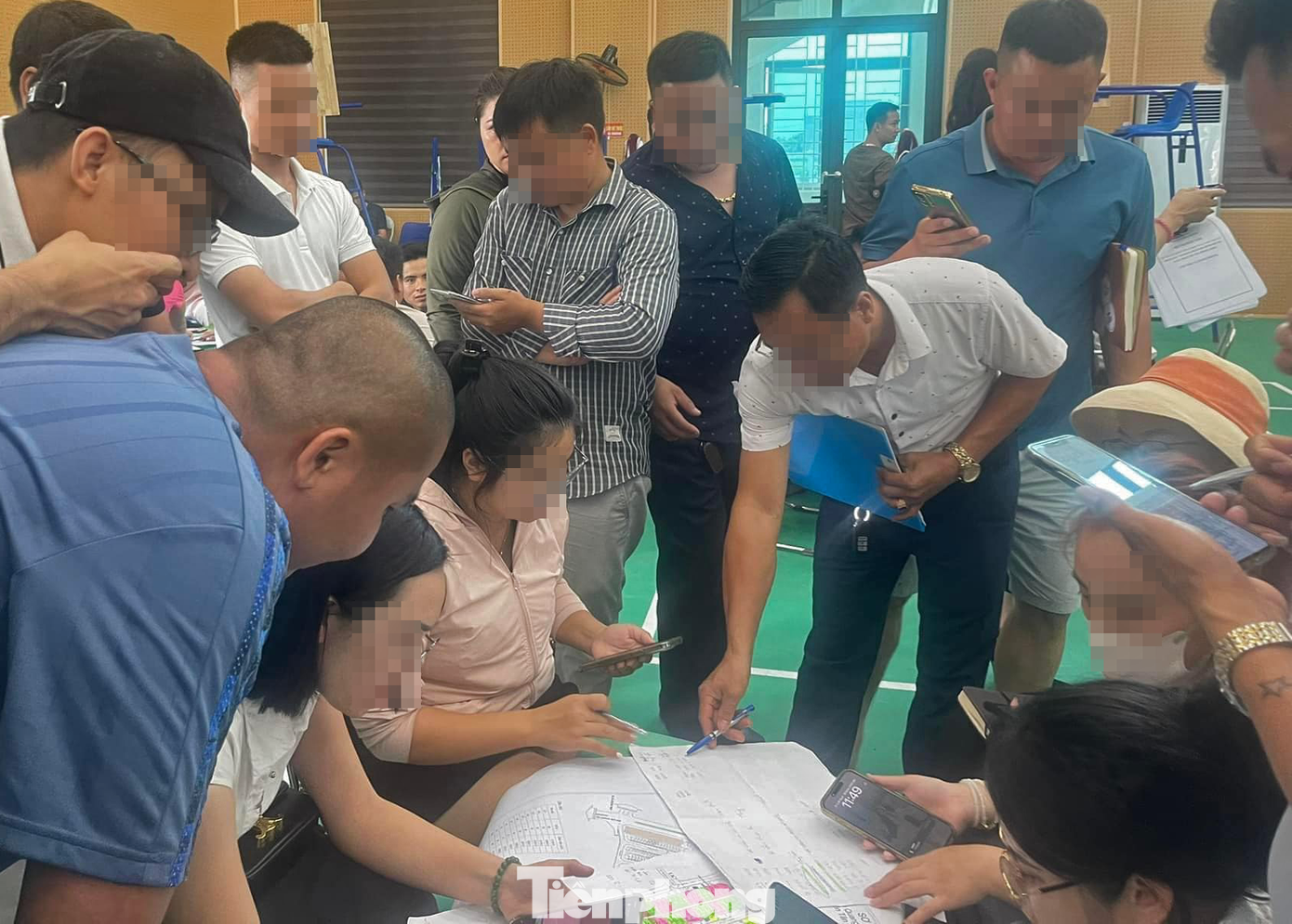 Trong khi đó, Hiệp hội Bất động sản Bắc Giang nhận định, việc các phiên “chợ đất” ở Bắc Giang sôi động như vừa nêu còn do sự kém hấp dẫn của lãi suất tín dụng, bên cạnh việc các lĩnh vực đầu tư như chứng khoán, trái phiếu, ngoại tệ,... tiềm ẩn nhiều rủi ro. Do đó, nhà đầu tư dần tập trung vào thị trường bất động sản, nhất là phân khúc đất nền theo tâm lý “ăn chắc mặc bền”. Trong khi đó, Hiệp hội Bất động sản Bắc Giang nhận định, việc các phiên “chợ đất” ở Bắc Giang sôi động như vừa nêu còn do sự kém hấp dẫn của lãi suất tín dụng, bên cạnh việc các lĩnh vực đầu tư như chứng khoán, trái phiếu, ngoại tệ,... tiềm ẩn nhiều rủi ro. Do đó, nhà đầu tư dần tập trung vào thị trường bất động sản, nhất là phân khúc đất nền theo tâm lý “ăn chắc mặc bền”.