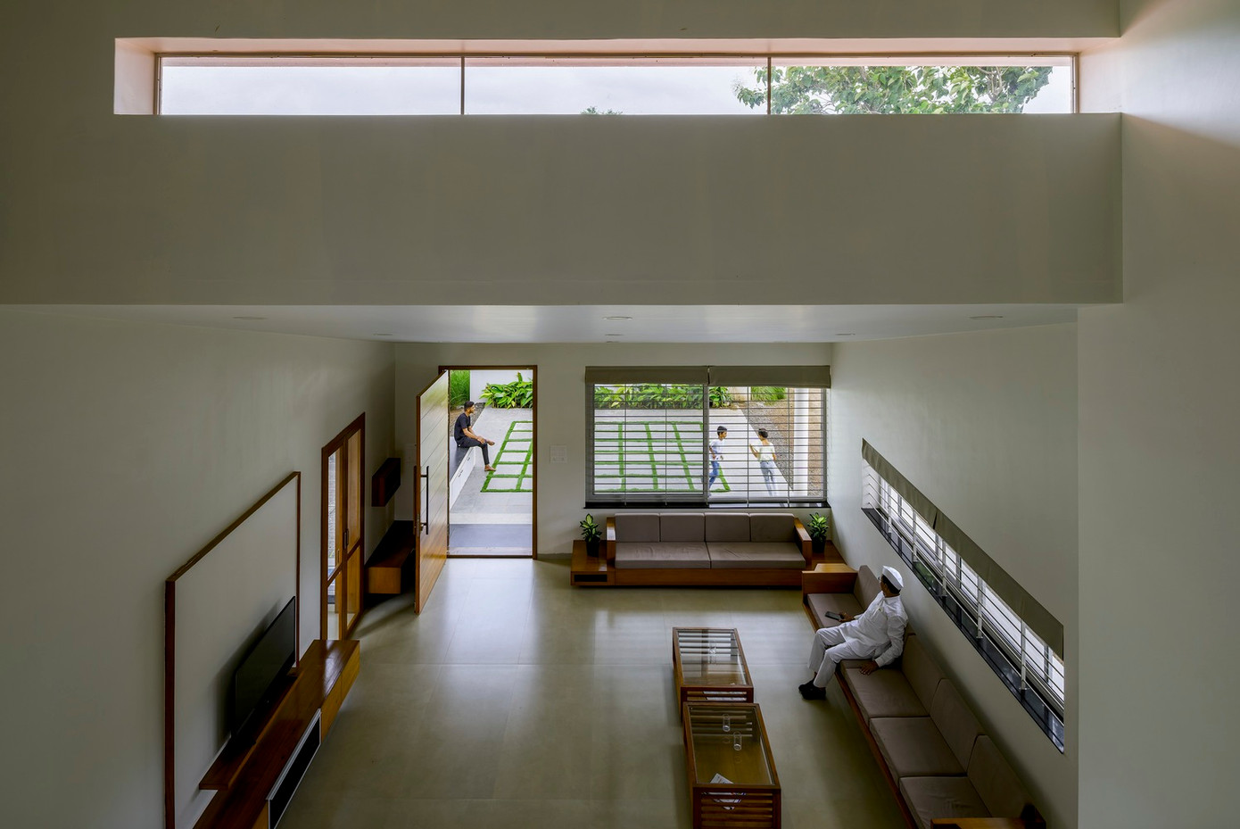 Phòng khách là một khu vực rộng rãi với trần cao gấp đôi, tạo sự thông thoáng cho ngôi nhà.