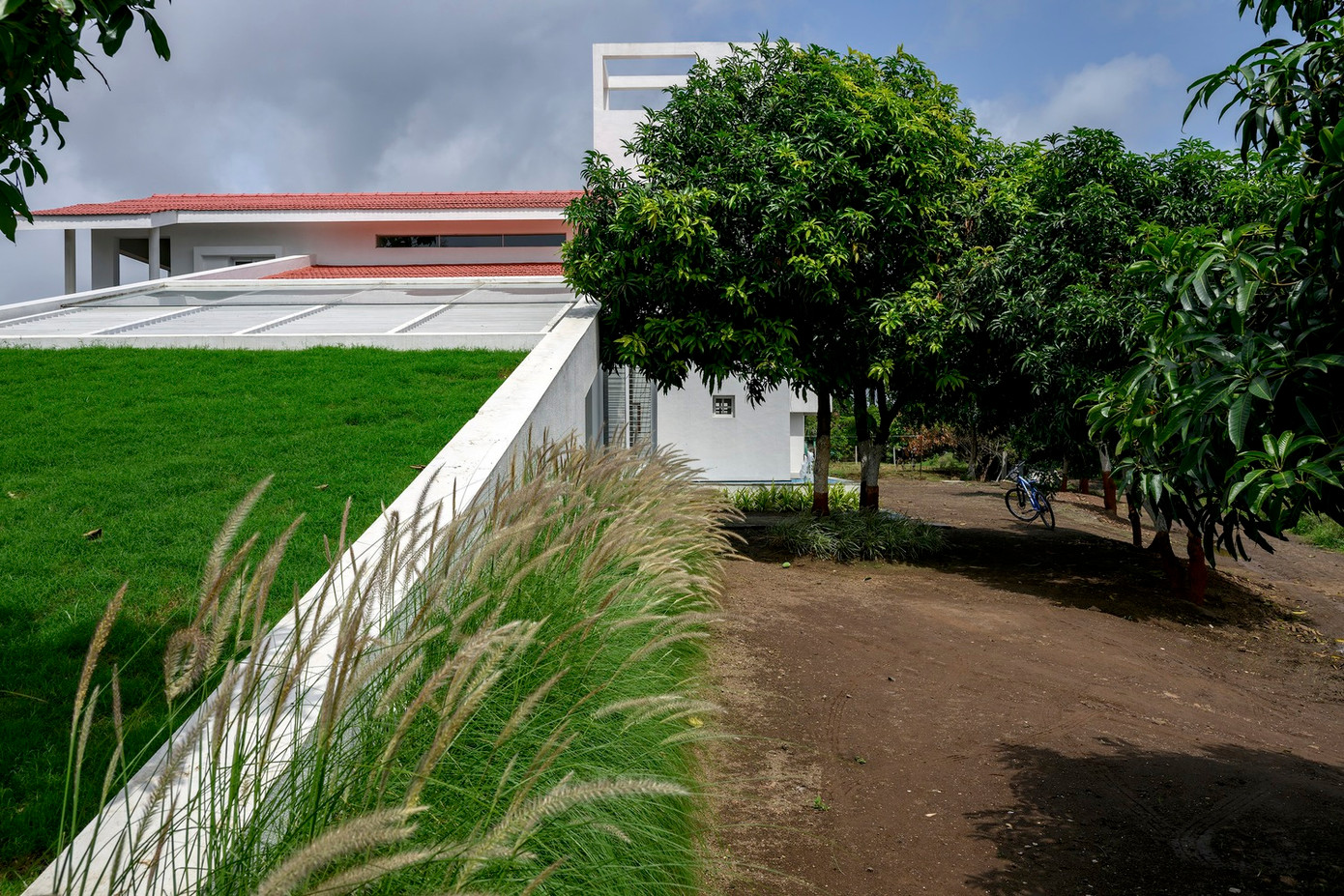 Lối vào chính có phần ẩn mình, chủ yếu là do đường mái dốc kéo dài đến tận mặt đất và tạo ra bối cảnh cho bãi cỏ dốc.