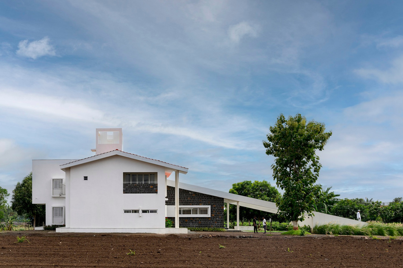 Dựa trên mong muốn của gia chủ, kiến trúc sư đã bố trí các khu vực chức năng chính như cổng vào, phòng khách và phòng ăn ở khu vực trung tâm và thẳng hàng theo hướng Đông - Tây. Các khu vực như bếp được bố trí ở khu vực Đông Nam. Các phòng ngủ hướng về phía Tây, chủ yếu là hướng đón gió của khu đất.