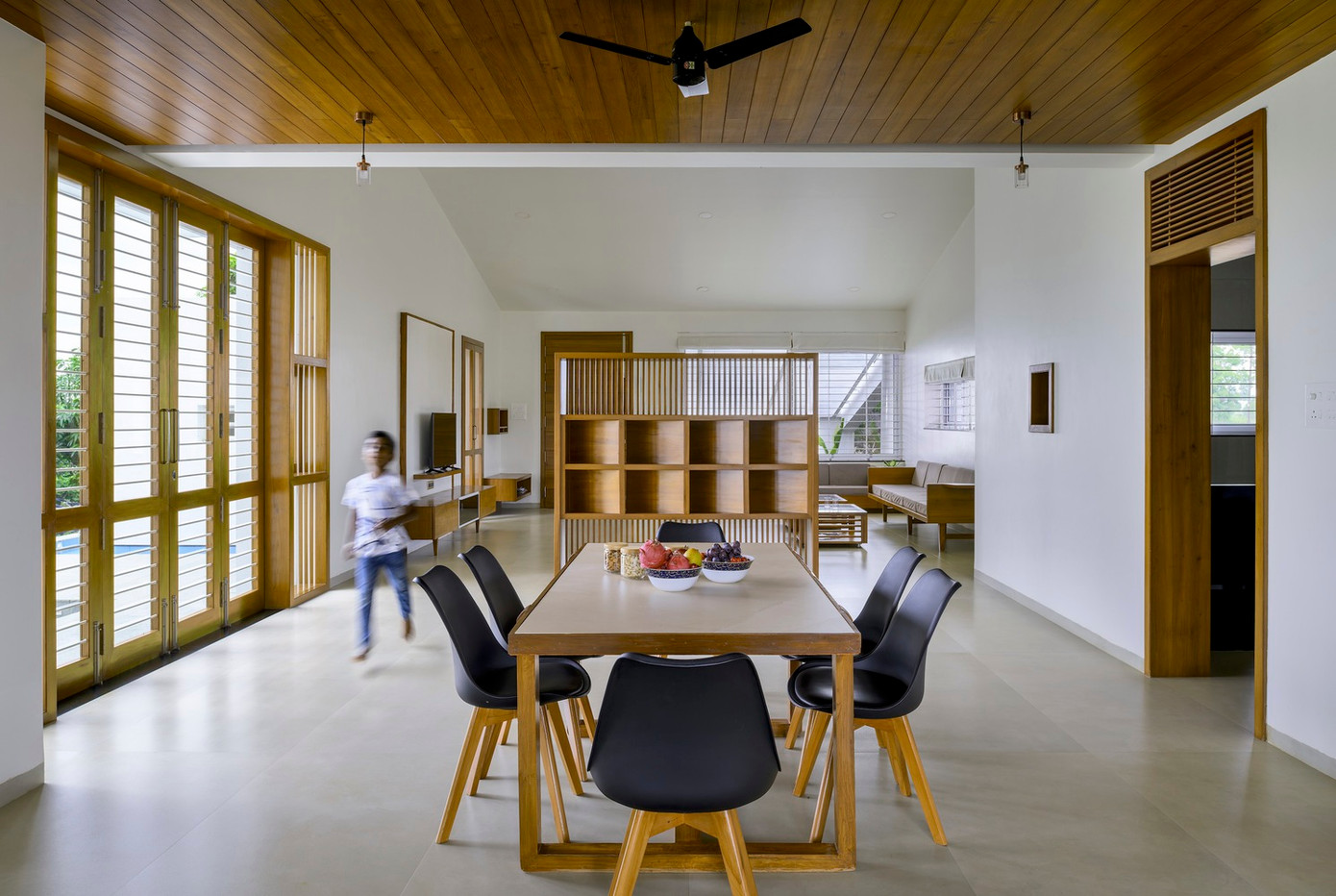 Với cách thiết kế này, các không gian coi trọng sự riêng tư của mỗi cá nhân trong ngôi nhà, nhưng cũng mang đến sự gắn kết giữa các thành viên trong gia đình.