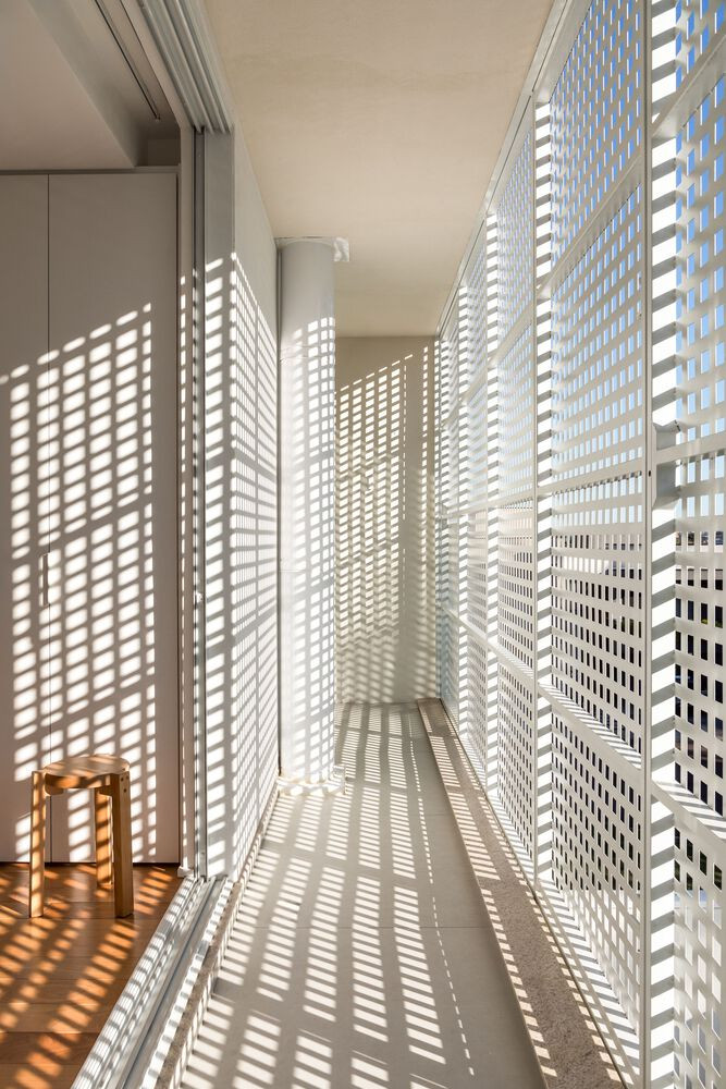 Tay nắm và cửa được ngụy trang, làm nổi bật ý tưởng về sự thống nhất và tinh khiết của khối lượng và mặt phẳng.