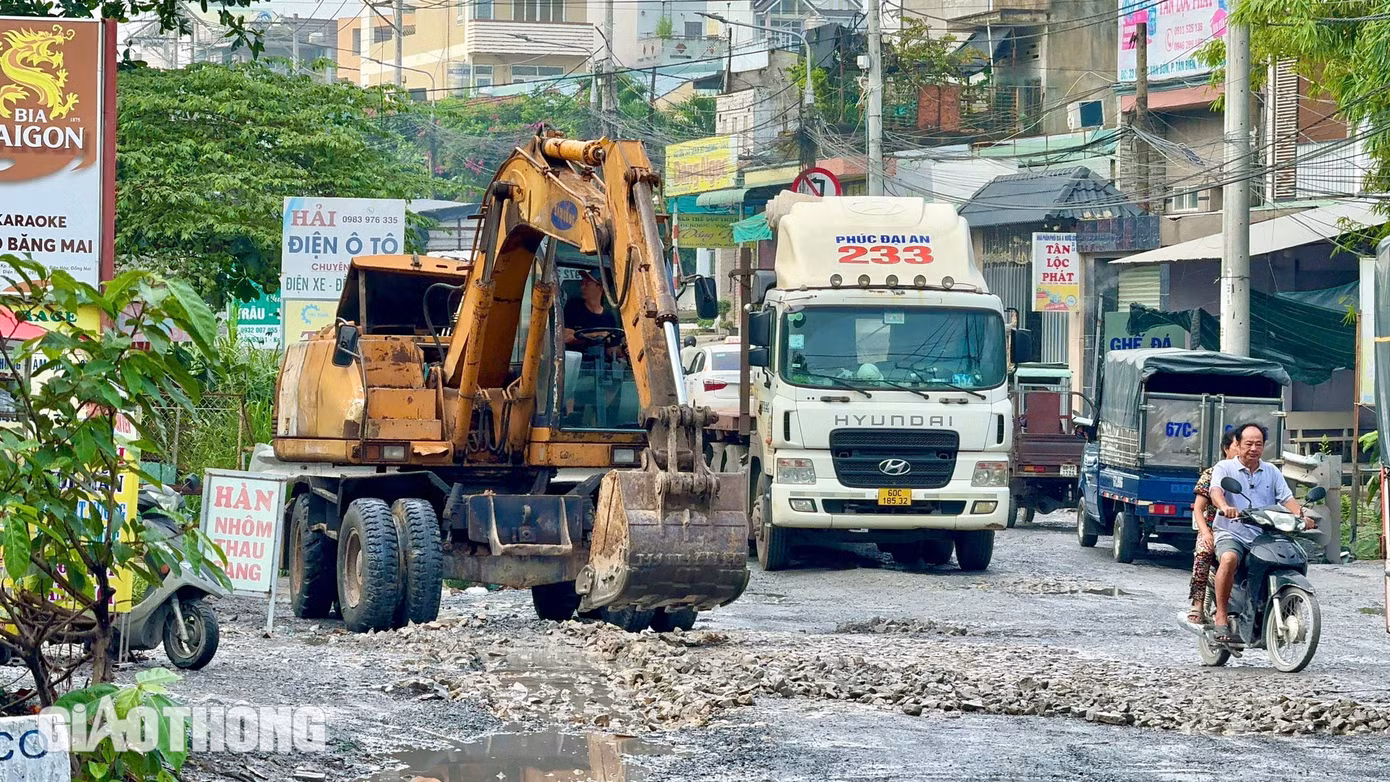 Xe máy, thiết bị, công nhân đang cuốc, san, ủi sửa chữa tuyến đường này để đảm bảo an toàn cho người dân lưu thông qua lại. Đồng thời đây cũng là hoạt động sửa chữa mặt đường trước khi chủ đầu tư hoàn trả lại tuyến cho UBND tỉnh Đồng Nai.