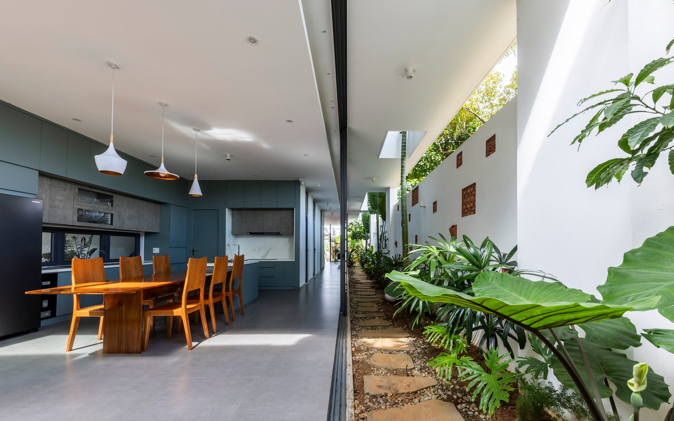 Thiết kế nội thất được chế tác hài hòa, với các chi tiết sọc hồng và trắng trên tủ quần áo và cửa hình vòm, tạo nên một không gian sống động nhưng vẫn đảm bảo chức năng cần thiết cho các hoạt động hàng ngày của trẻ.