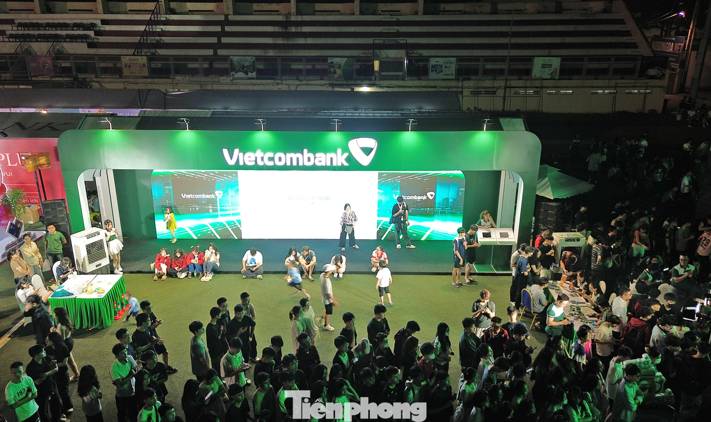 Ngày thẻ Việt Nam 2024 hướng đến nhóm đối tượng học sinh, sinh viên và gia đình trẻ ở độ tuổi từ 15 - 40, có nhu cầu sử dụng các phương thức thanh toán số không dùng tiền mặt, thanh toán trực tuyến thông qua internet banking, mobile banking, các nền tảng dịch vụ công trực tuyến, thương mại điện tử, đặt phòng trực tuyến hay dịch vụ di chuyển…