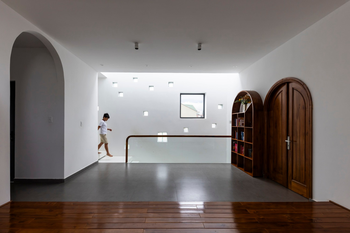 Thiết kế nội thất được chế tác hài hòa, với các chi tiết sọc hồng và trắng trên tủ quần áo và cửa hình vòm, tạo nên một không gian sống động nhưng vẫn đảm bảo chức năng cần thiết cho các hoạt động hàng ngày của trẻ.