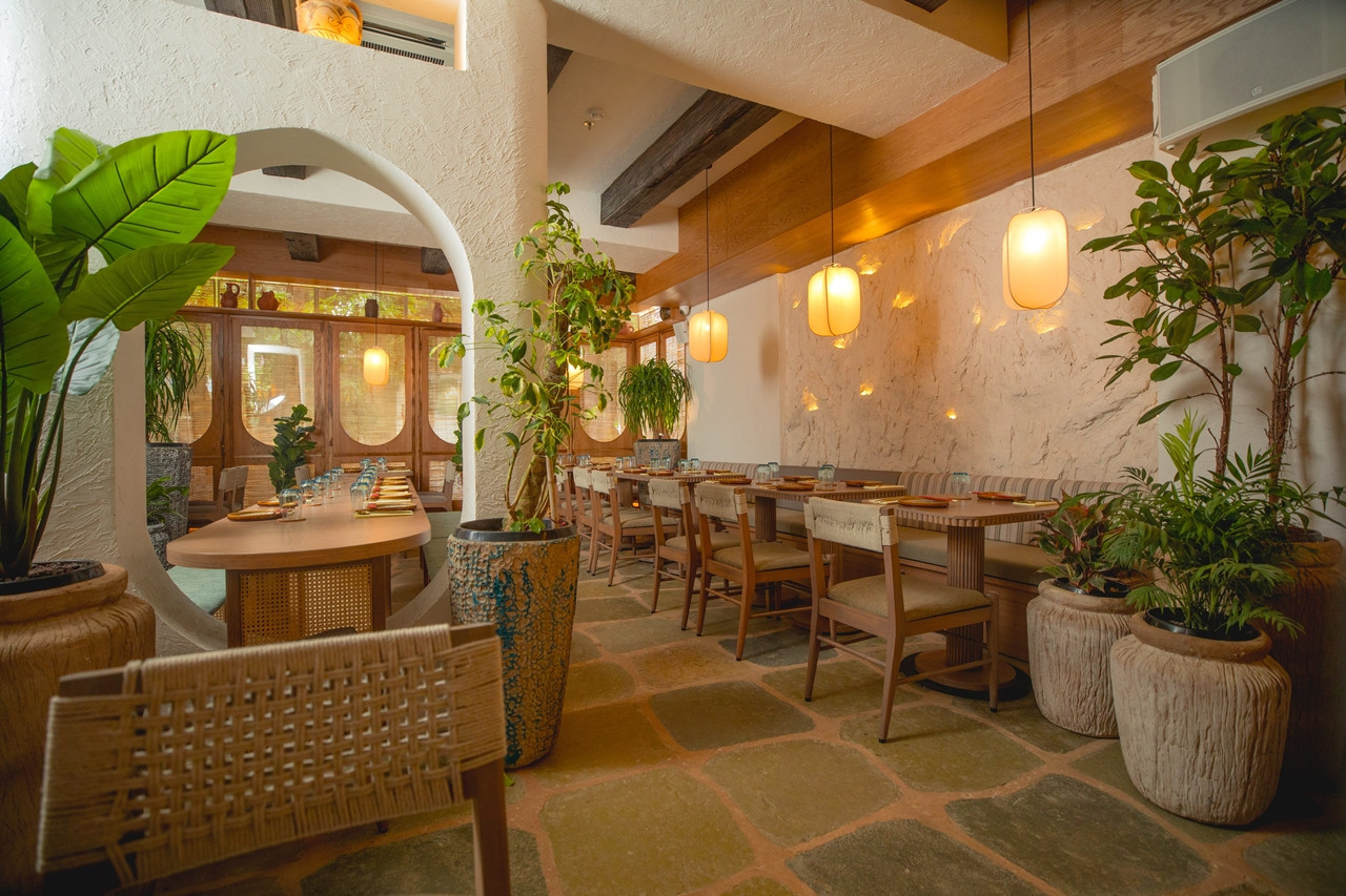 Không gian nhà hàng được chăm chút với nhiều chi tiết thể hiện bản sắc văn hóa Việt. Ảnh: VietNom. Không gian nhà hàng được chăm chút với nhiều chi tiết thể hiện bản sắc văn hóa Việt. Ảnh: VietNom.