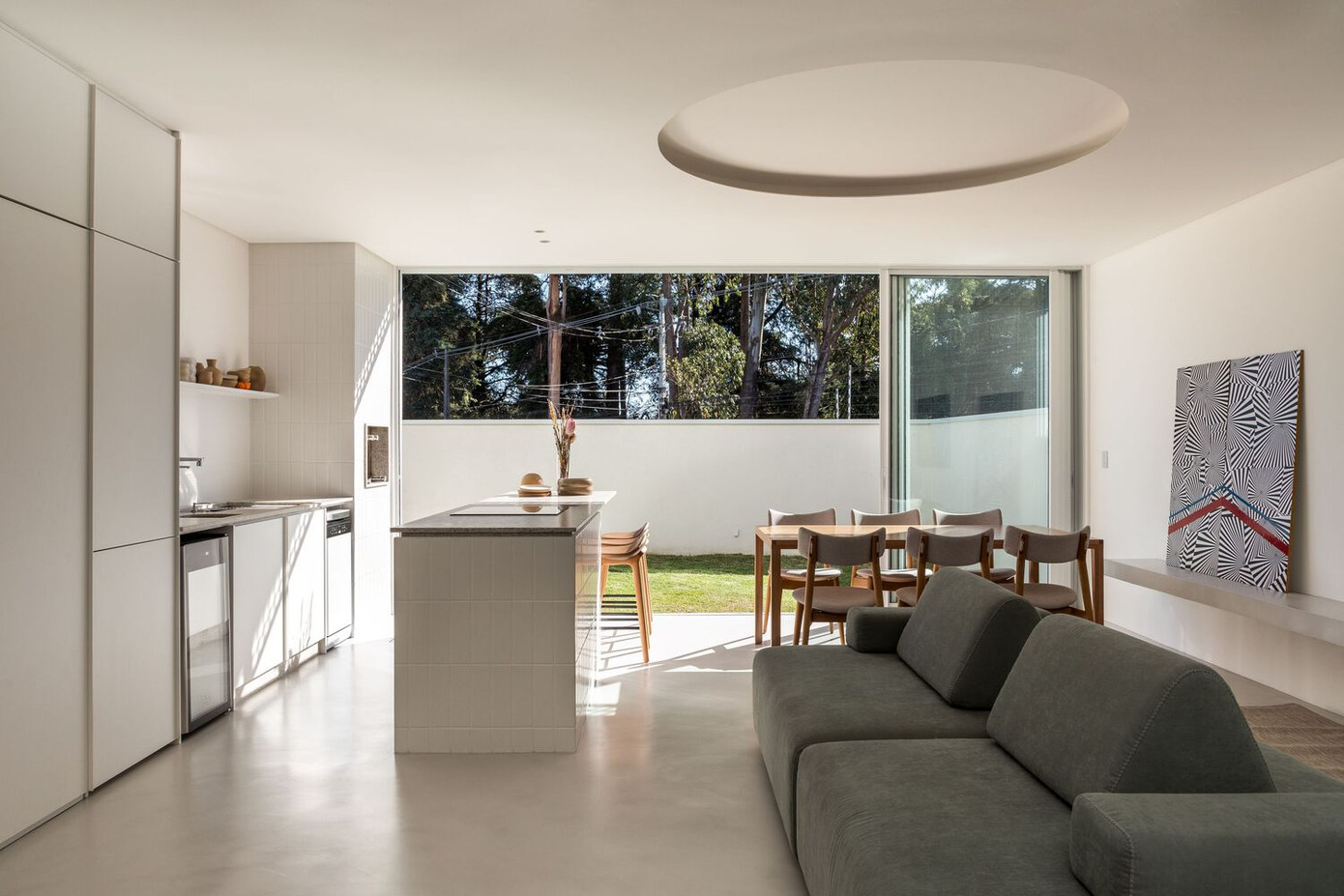 Sân trong được thiết kế để mang ánh sáng đến khu vực sinh hoạt, cũng như thông gió chéo cho các phòng.