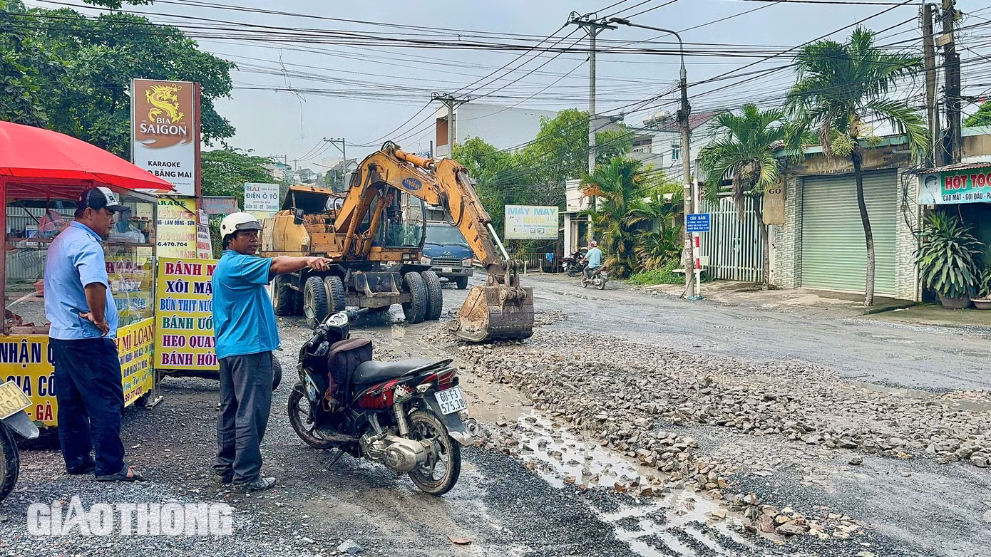Các vị trí đang sửa chữa gồm đoạn gần đầu tuyến và giữa tuyến với nhiều xe cuốc, ủi, lu nền đường hoạt động liên tục.