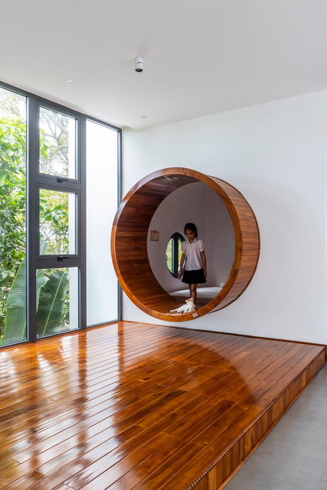 Mặt khác, phòng ngủ của bé gái tràn đầy năng lượng và sự sáng tạo. Với tông màu hồng và trắng nhẹ nhàng, không gian mang lại cảm giác vui tươi và quyến rũ, hoàn toàn phù hợp với sở thích của trẻ.