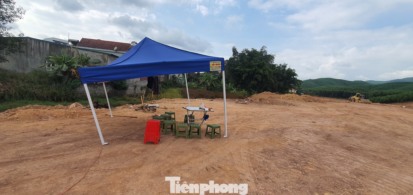 Theo đó, 38 lô đất với diện tích 119 m2 - 232 m2/lô được đưa ra đấu giá, mức khởi điểm hơn 487 triệu đồng đến hơn 1 tỷ đồng/lô. Theo đó, 38 lô đất với diện tích 119 m2 - 232 m2/lô được đưa ra đấu giá, mức khởi điểm hơn 487 triệu đồng đến hơn 1 tỷ đồng/lô.