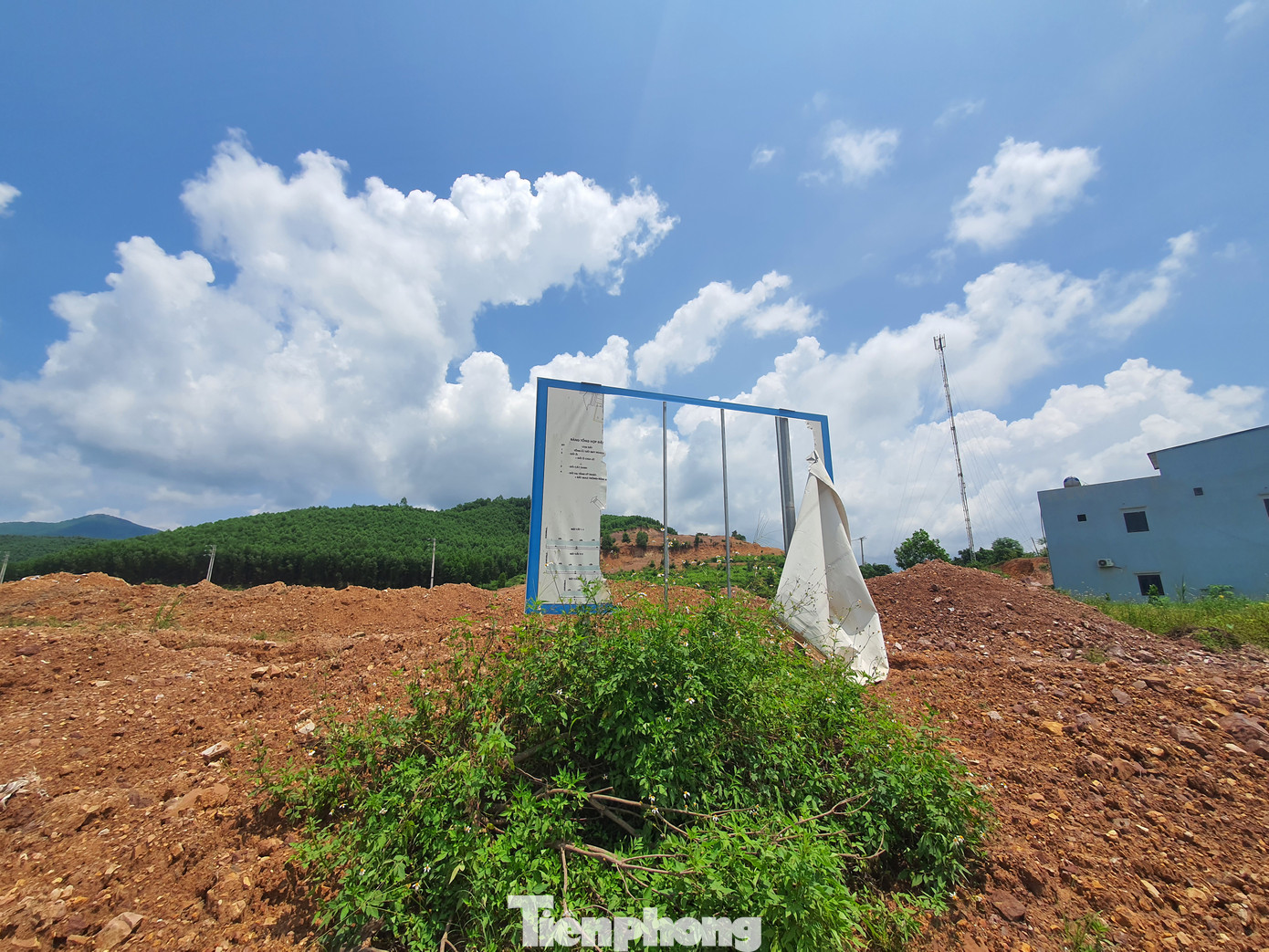 Bởi lẽ, Dương Hưu là một xã nghèo của huyện miền núi Sơn Động, ngoài việc bán đất cho người dân xây dựng nhà cửa thì rất khó đầu tư vào việc khác. Tuy nhiên, việc người dân nghèo có hơn tỷ đồng để mua đất xây nhà là điều quá xa vời. Do đó mà người trúng đấu giá chủ yếu ở địa phương khác. Bởi lẽ, Dương Hưu là một xã nghèo của huyện miền núi Sơn Động, ngoài việc bán đất cho người dân xây dựng nhà cửa thì rất khó đầu tư vào việc khác. Tuy nhiên, việc người dân nghèo có hơn tỷ đồng để mua đất xây nhà là điều quá xa vời. Do đó mà người trúng đấu giá chủ yếu ở địa phương khác.