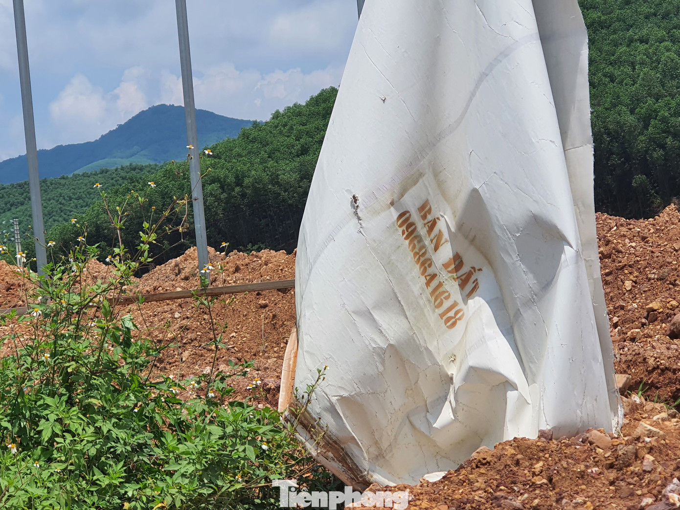 Trao đổi với Tiền Phong, ông Hoàng Quyền, một môi giới đất địa phương bày tỏ, khu vực đấu giá đấu giá mặc dù nằm ở vị trí trung tâm xã, có giao thông thuận lợi, nhưng tiềm năng sinh lời không quá lớn. Trao đổi với Tiền Phong, ông Hoàng Quyền, một môi giới đất địa phương bày tỏ, khu vực đấu giá đấu giá mặc dù nằm ở vị trí trung tâm xã, có giao thông thuận lợi, nhưng tiềm năng sinh lời không quá lớn.