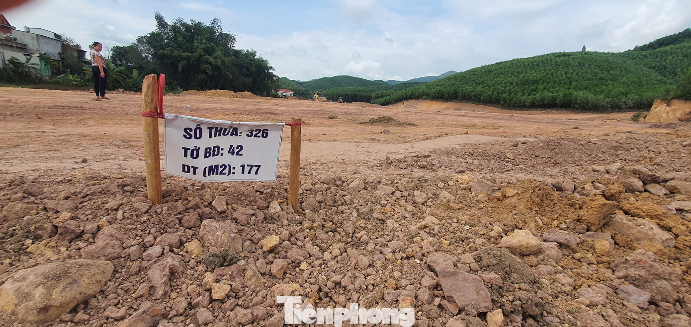 Kết thúc phiên đấu giá, 12 lô không có khách hàng trả giá, 26 lô có khách hàng trả giá với giá trúng hơn 18 tỷ đồng, tăng so với giá khởi điểm của các lô đất này hơn 1,3 tỷ đồng. Kết thúc phiên đấu giá, 12 lô không có khách hàng trả giá, 26 lô có khách hàng trả giá với giá trúng hơn 18 tỷ đồng, tăng so với giá khởi điểm của các lô đất này hơn 1,3 tỷ đồng.