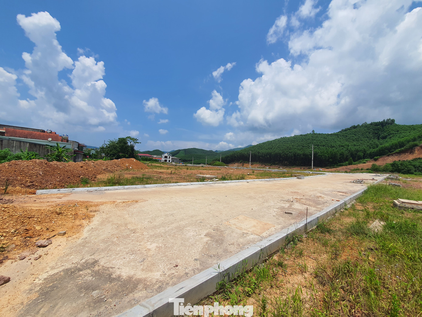 Đến hiện tại, nhiều lô đất tại Khu dân cư thôn Thoi đang được rao bán cắt lỗ với giá từ 700 – 900 triệu đồng/lô, nhưng hầu như không có người quan tâm…Và đây cũng là thực trạng chung của nhiều khu đất đấu giá ở huyện miền núi của Bắc Giang... Đến hiện tại, nhiều lô đất tại Khu dân cư thôn Thoi đang được rao bán cắt lỗ với giá từ 700 – 900 triệu đồng/lô, nhưng hầu như không có người quan tâm…Và đây cũng là thực trạng chung của nhiều khu đất đấu giá ở huyện miền núi của Bắc Giang...