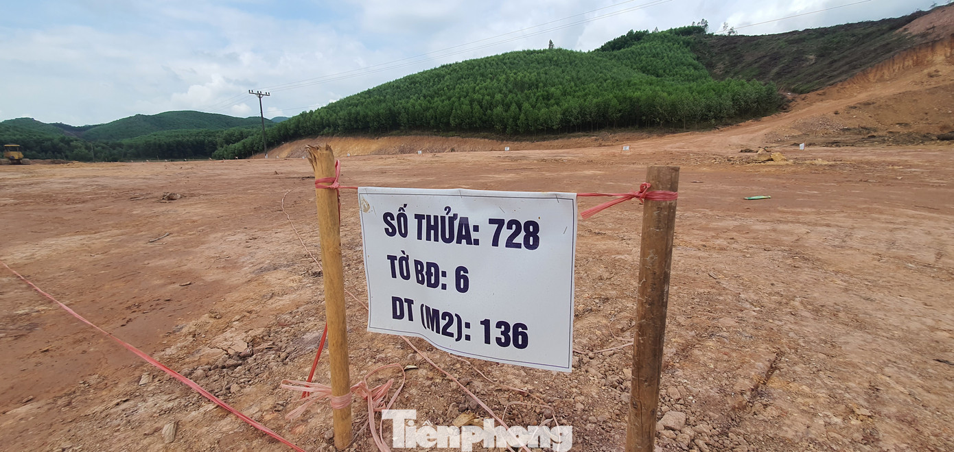 Điển hình, đầu tháng 11/2022, 71 lô đất ở tại Khu dân cư thôn Thoi (xã Dương Hưu, huyện Sơn Động) có diện tích hơn 10 nghìn m2, dự kiến được đưa ra đấu giá với tổng mức khởi điểm hơn 47 tỷ đồng. Tuy nhiên chỉ có 38 lô đất đấu giá, các thửa đất còn lại không có khách hàng mua hồ sơ. Điển hình, đầu tháng 11/2022, 71 lô đất ở tại Khu dân cư thôn Thoi (xã Dương Hưu, huyện Sơn Động) có diện tích hơn 10 nghìn m2, dự kiến được đưa ra đấu giá với tổng mức khởi điểm hơn 47 tỷ đồng. Tuy nhiên chỉ có 38 lô đất đấu giá, các thửa đất còn lại không có khách hàng mua hồ sơ.