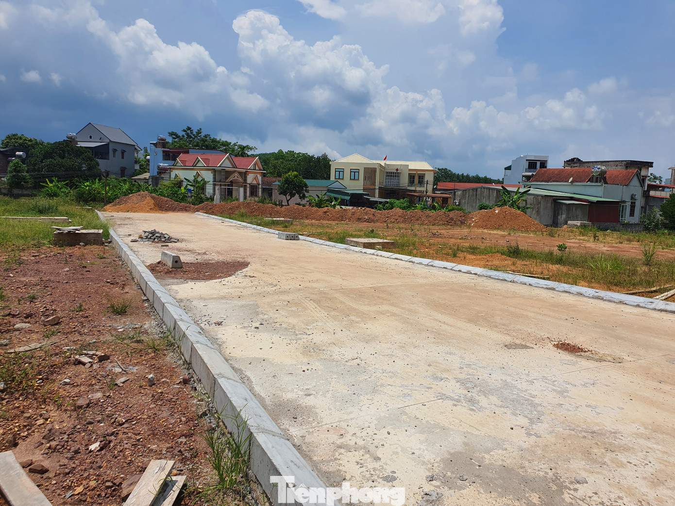 Ghi nhận thực tế, sau gần 2 năm phiên đấu giá đất diễn ra, khu vực đấu giá đất nay hoang vắng không người lai vãng, tấm biển ghi thông tin về khu vực đấu giá nay rách tả tơi. Ghi nhận thực tế, sau gần 2 năm phiên đấu giá đất diễn ra, khu vực đấu giá đất nay hoang vắng không người lai vãng, tấm biển ghi thông tin về khu vực đấu giá nay rách tả tơi.