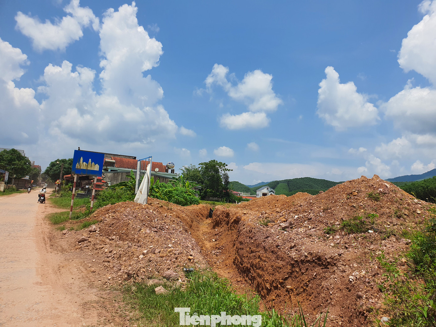 Trao đổi với Tiền Phong, ông Hoàng Quyền, một môi giới đất địa phương bày tỏ, khu vực đấu giá đấu giá mặc dù nằm ở vị trí trung tâm xã, có giao thông thuận lợi, nhưng tiềm năng sinh lời không quá lớn. Trao đổi với Tiền Phong, ông Hoàng Quyền, một môi giới đất địa phương bày tỏ, khu vực đấu giá đấu giá mặc dù nằm ở vị trí trung tâm xã, có giao thông thuận lợi, nhưng tiềm năng sinh lời không quá lớn.