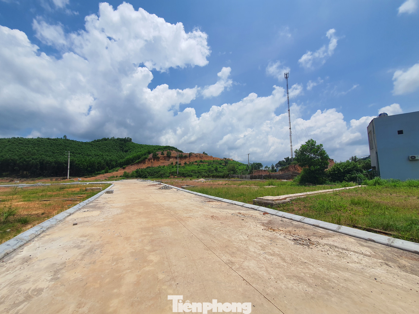 Mặc dù thị trường chung có sự sôi động, nhưng ghi nhận thực tế đất đấu giá chỉ đắt hàng ở các địa phương có tiềm năng phát triển bất động sản, như gần các khu công nghiệp lớn, giao thông hạ tầng thuận tiện. Còn các khu vực khác, nhất là huyện miền núi của Bắc Giang, phân khúc đất đấu giá khá ảm đảm. Mặc dù thị trường chung có sự sôi động, nhưng ghi nhận thực tế đất đấu giá chỉ đắt hàng ở các địa phương có tiềm năng phát triển bất động sản, như gần các khu công nghiệp lớn, giao thông hạ tầng thuận tiện. Còn các khu vực khác, nhất là huyện miền núi của Bắc Giang, phân khúc đất đấu giá khá ảm đảm.