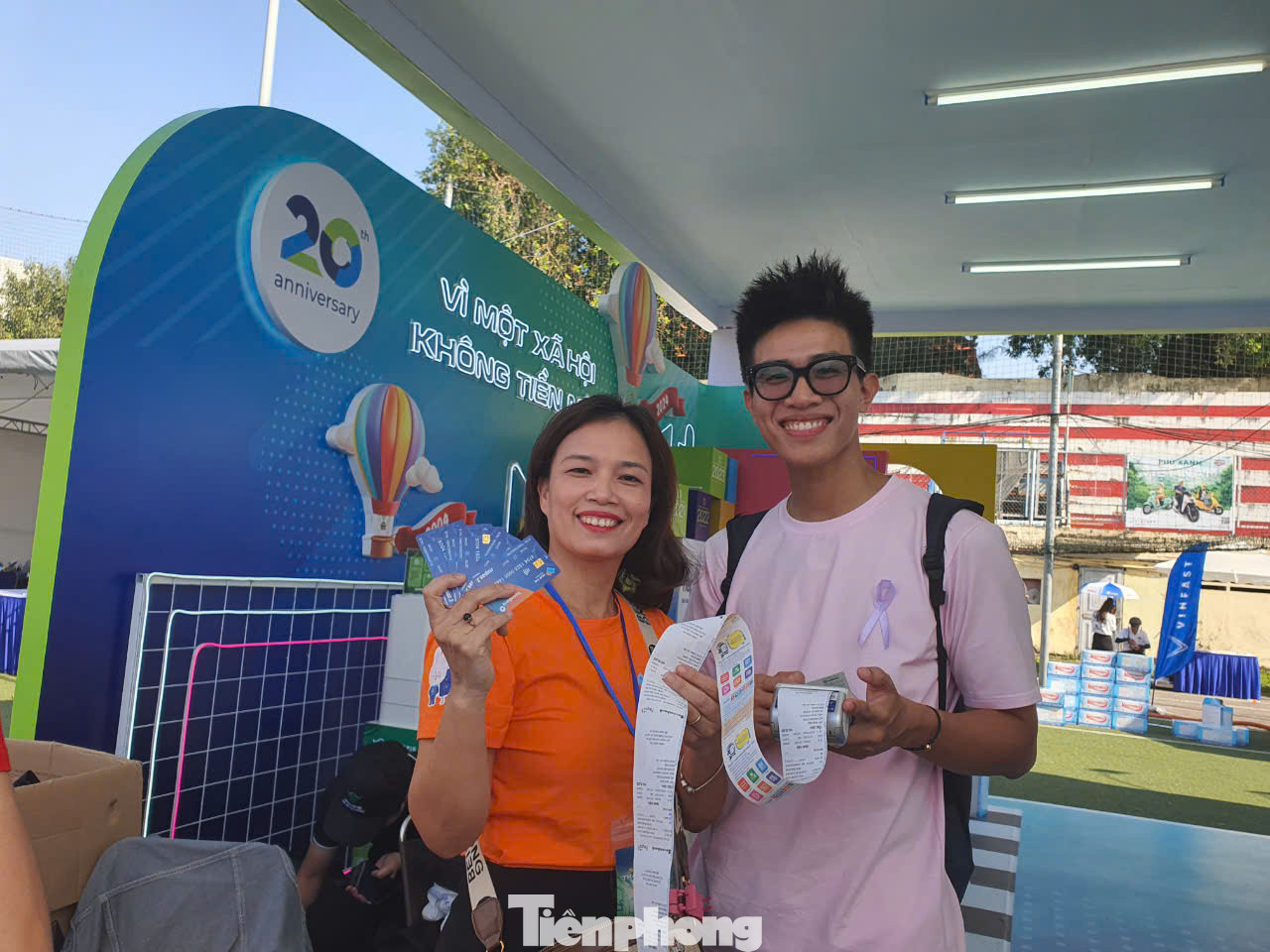 Đặc biệt, đối với khung giờ 15h – 17h trong 2 ngày diễn ra sự kiện, mỗi hóa đơn thanh toán tại quầy hàng Highlands Coffee sẽ được tặng 1 món quà từ NAPAS. Đồng thời, khách hàng sẽ được giảm giá 20.000 VNĐ, cho đơn hàng từ 45.000 VNĐ trở lên khi thanh toán bằng thẻ NAPAS tại quầy hàng Highlands Coffee.