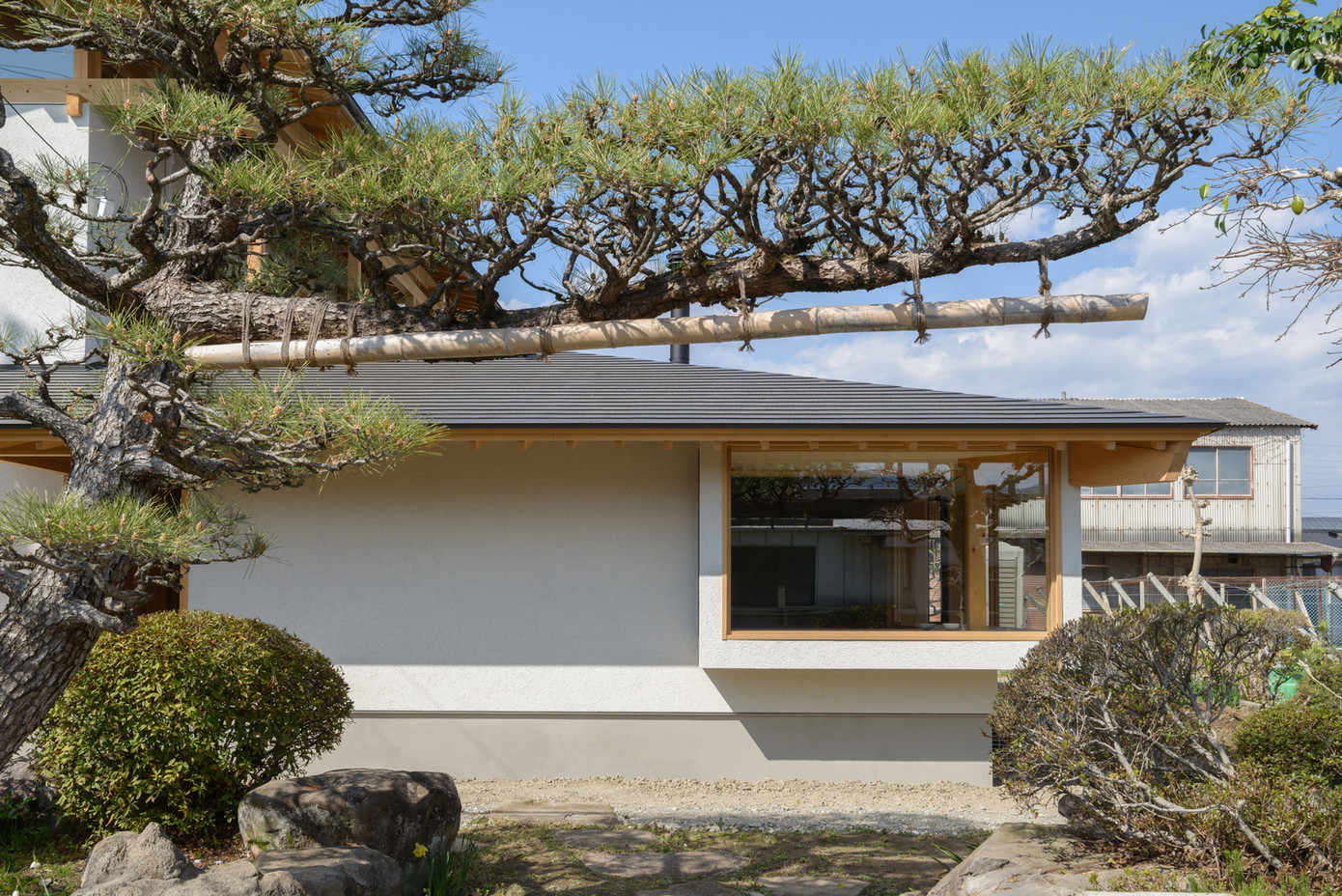 Ngoài vườn nho, ngôi nhà có sân vườn, cây cảnh, đường sỏi, mái ngói, cửa trượt và hiên nhà. Đây đều là nét đặc trưng của kiến trúc Nhật Bản hòa hợp với thiên nhiên tạo cảm giác thư thái, trong lành.