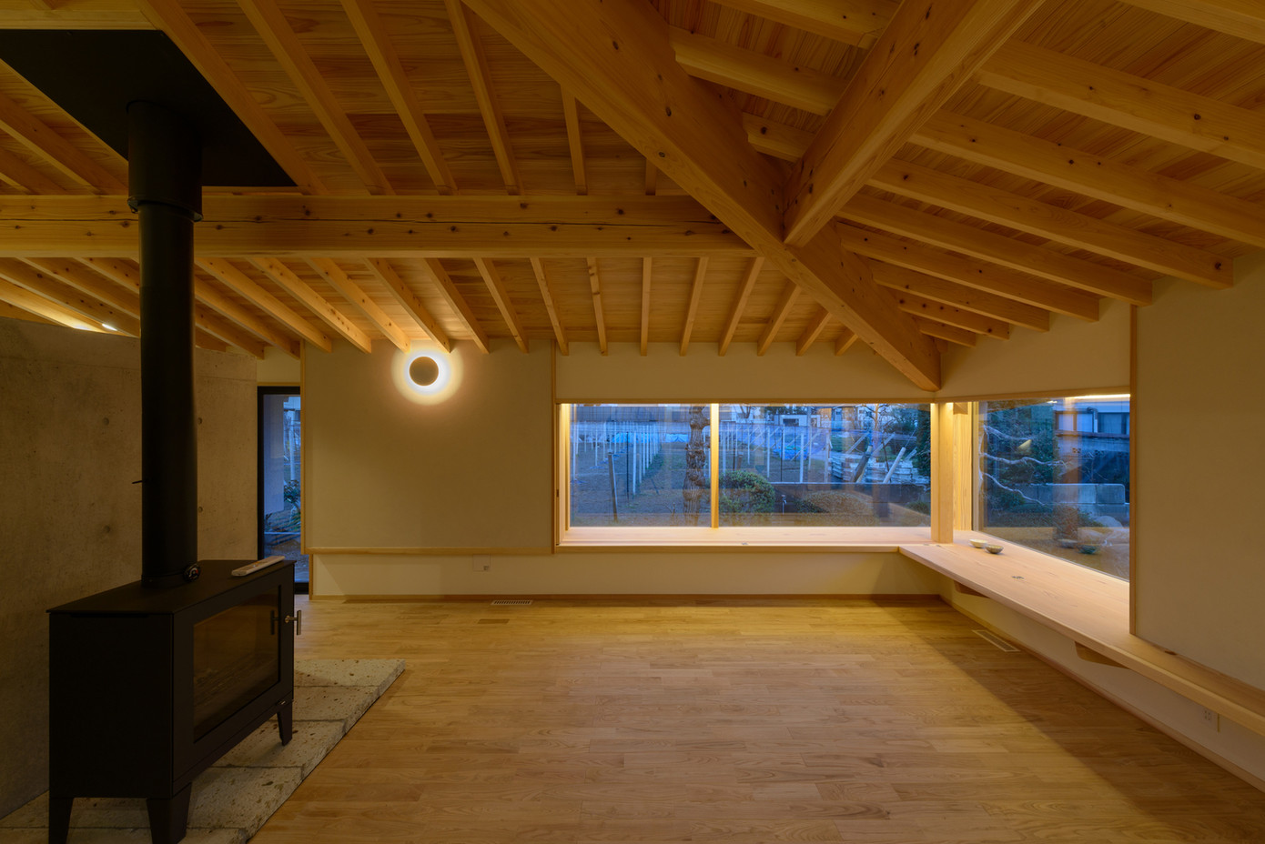 Các khu vực chính phòng khách, nhà bếp đều lắp cửa kính hướng nhìn ra vườn nho. Điều này không chỉ tạo cảm giác rộng rãi, lưu thông không khí mà còn giúp người ở, dễ dàng ngắm nhìn vườn nho mỗi ngày.