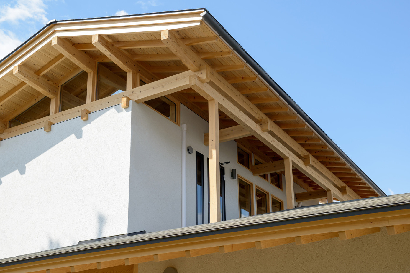 Do ngôi nhà được thiết kế cho người lớn tuổi, nên có chiều cao vừa phải để phù hợp với các hoạt động sinh hoạt.