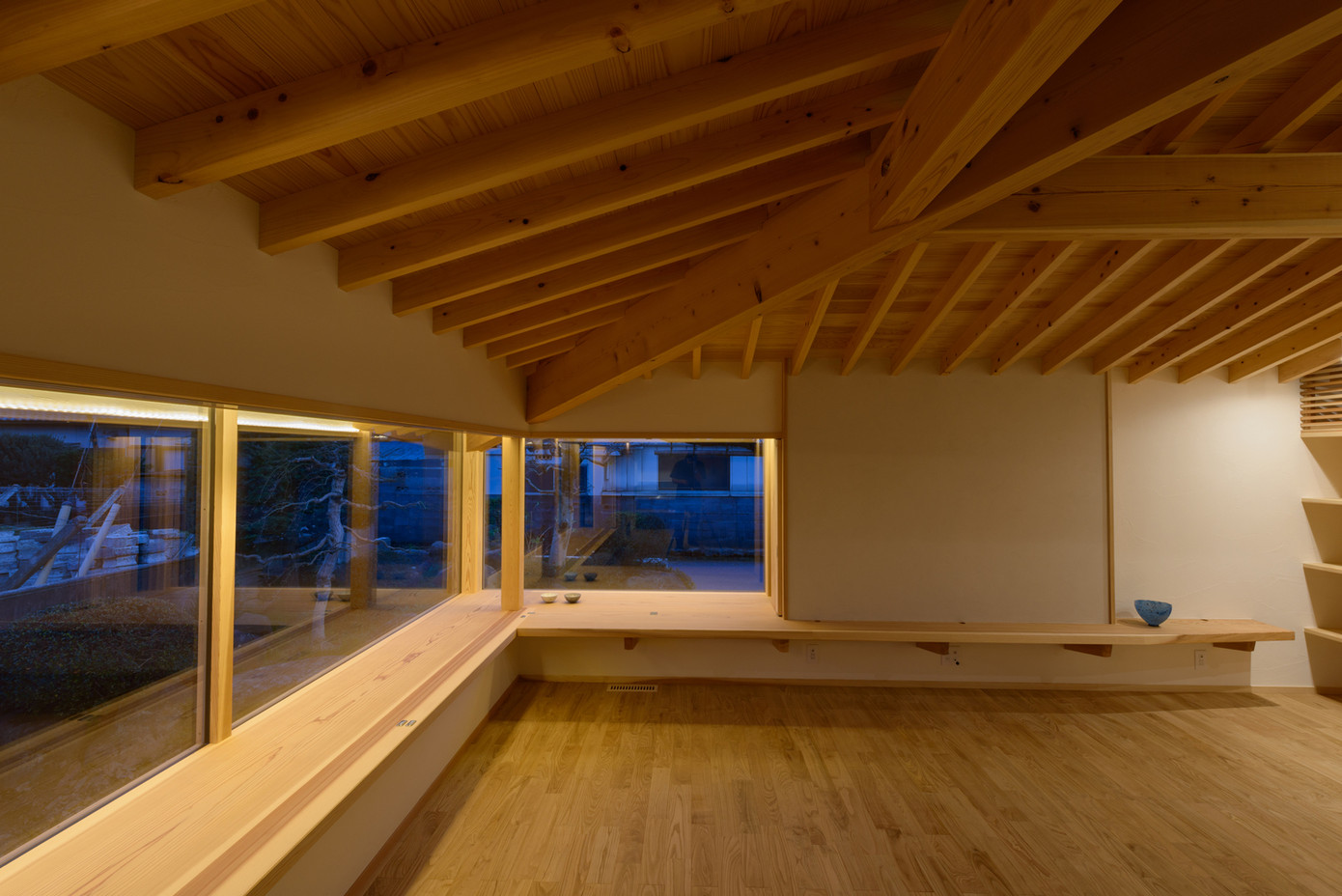 Tuy tính chất gỗ rắn chắn, cứng cáp thiếu sự mềm mại, nhưng khi toàn bộ ngôi nhà bằng gỗ lại mang đến cảm giác ấm cúng, hoài niệm, đặc biệt khi ngồi bên khung cửa sổ nhìn ra vườn nho.