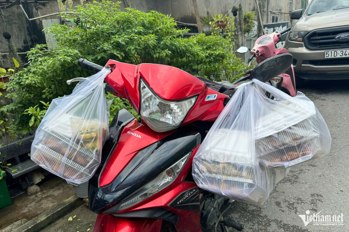 Mực nước dâng cao hơn 1m khiến nhiều gia đình ở khu vực này gặp khó khăn trong sinh hoạt. Bếp bị ngập, đồ đạc hư hỏng nặng nề, họ phải mua cơm hộp để ăn.