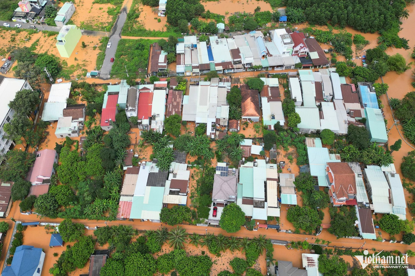 Đặc biệt, 2 cha con anh Thứ (khu phố Miễu, phường Phước Tân) bị giật do nước ngập vào hệ thống điện, phải nhập viện cấp cứu trong đêm.